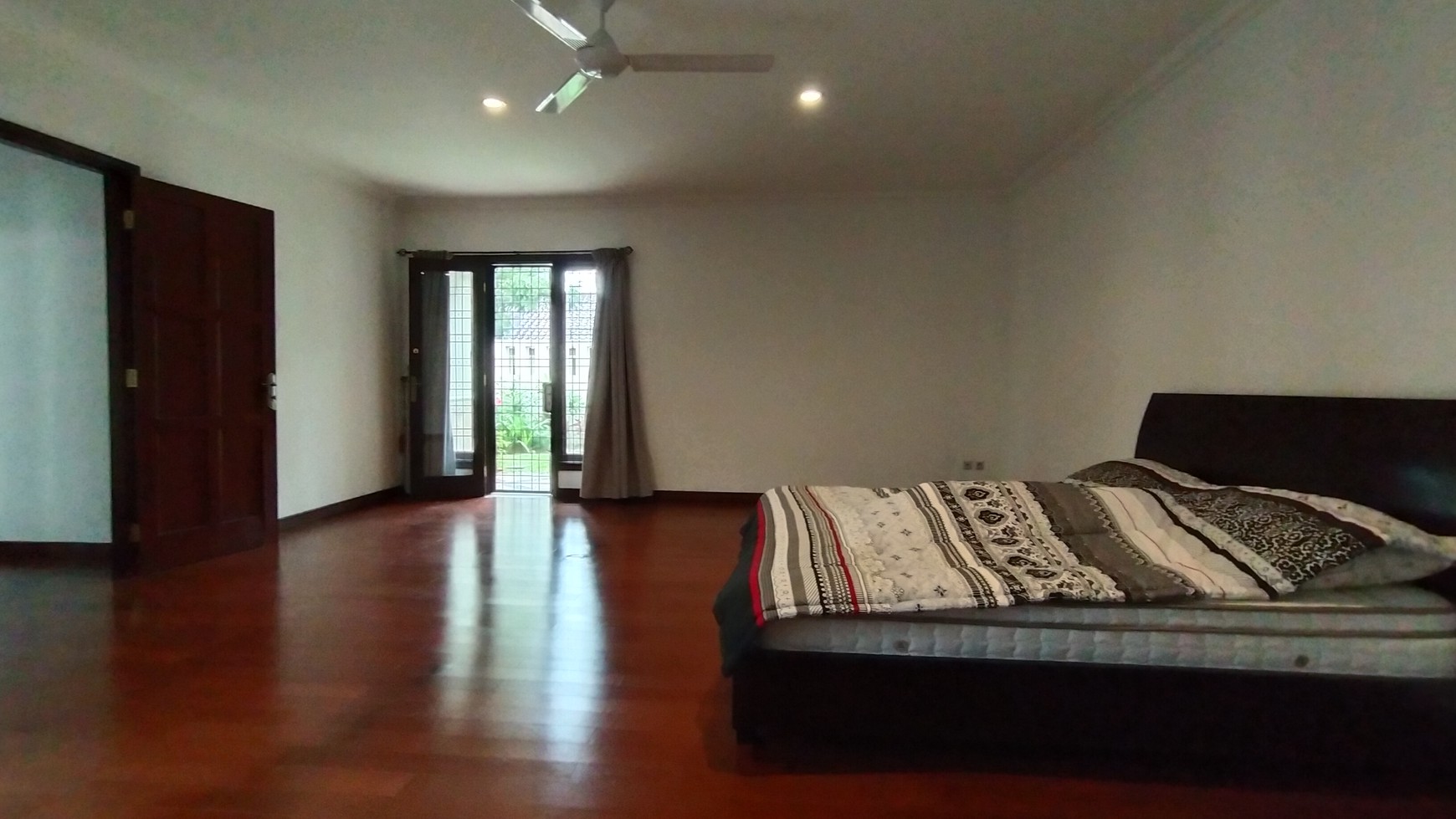 House for rent in strategic and quiet area in Kebayoran Baru