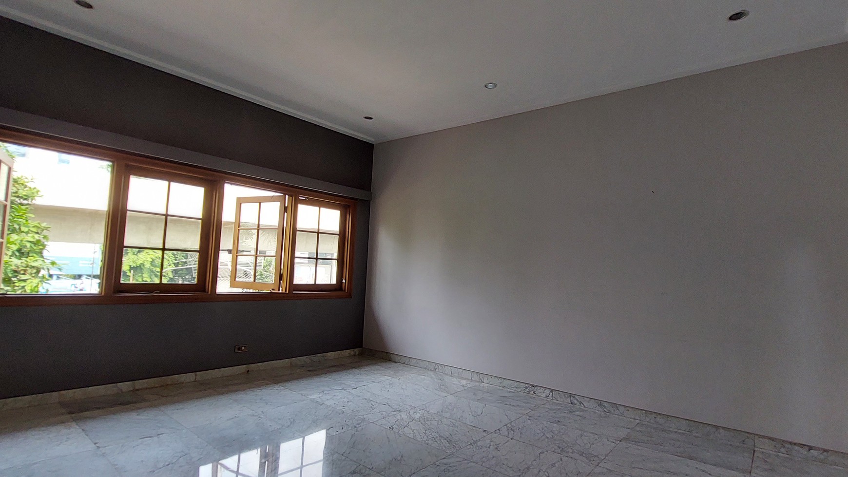 Commercial House suitable for office at SENAYAN area