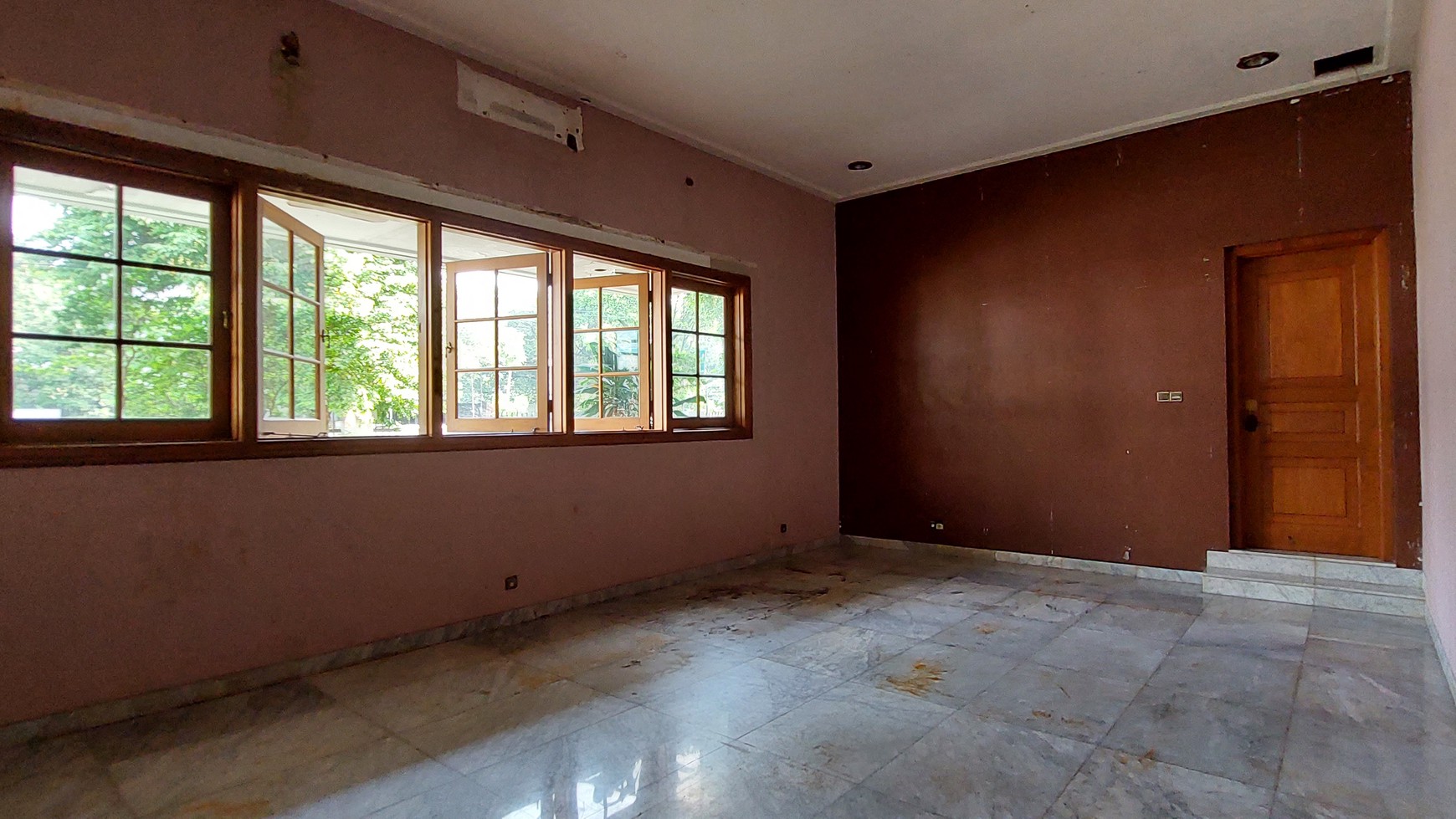 Commercial House suitable for office at SENAYAN area