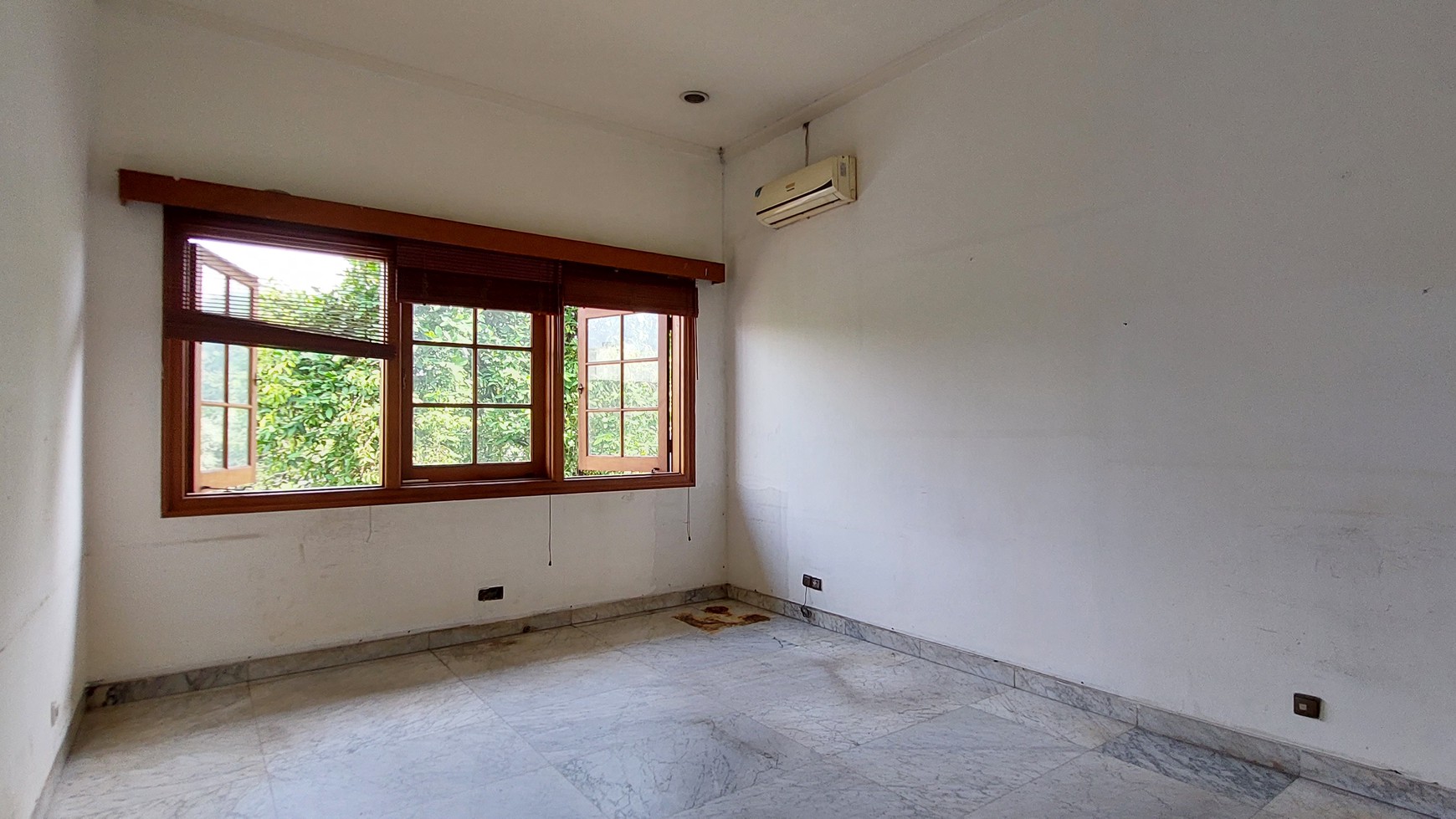 Commercial House suitable for office at SENAYAN area