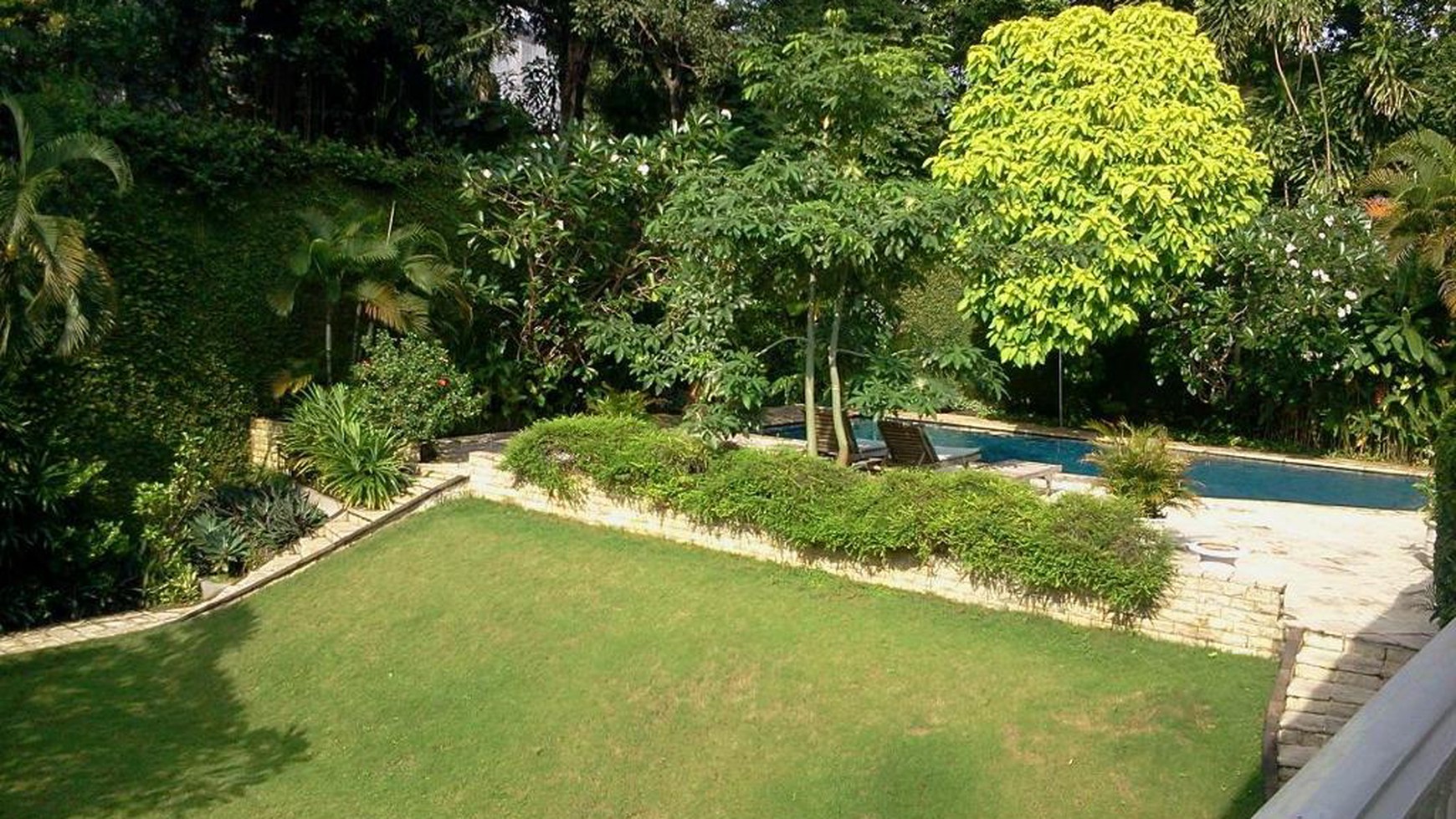 Rumah Provence Style bebas Banjir  Siap Huni di Kemang Barat, Jakarta Selatan 