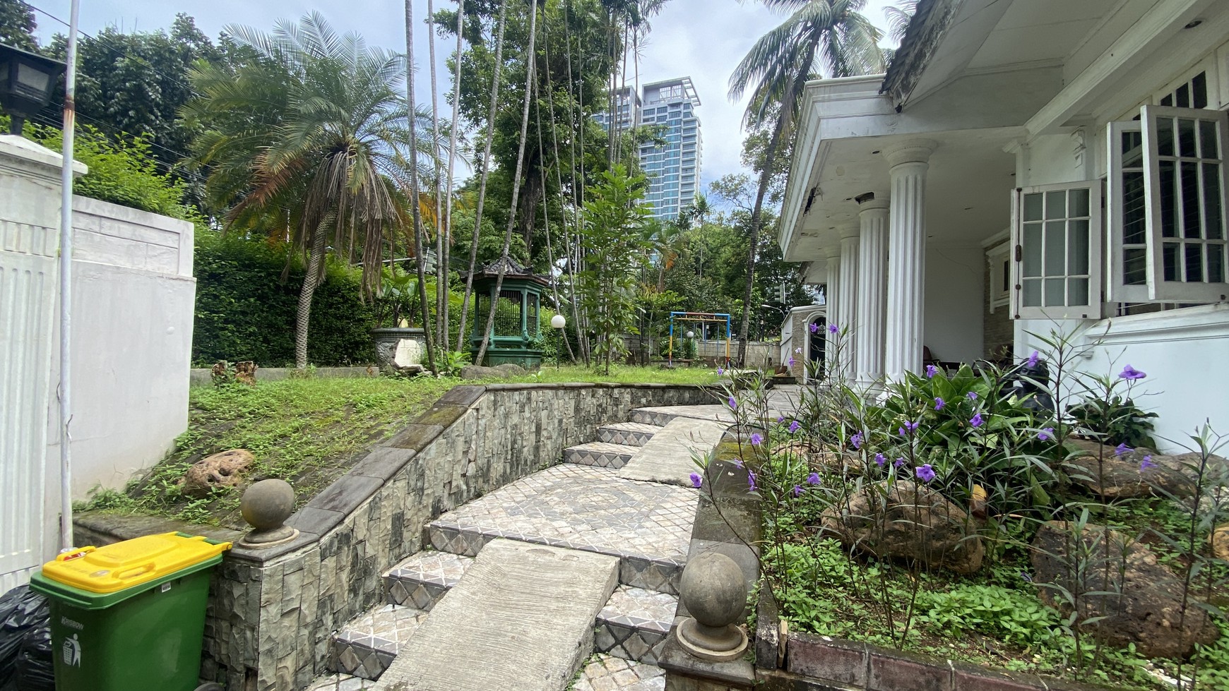 Rumah di lokasi strategis, cocok untuk usaha klinik kecantikan, salon atau restaurant