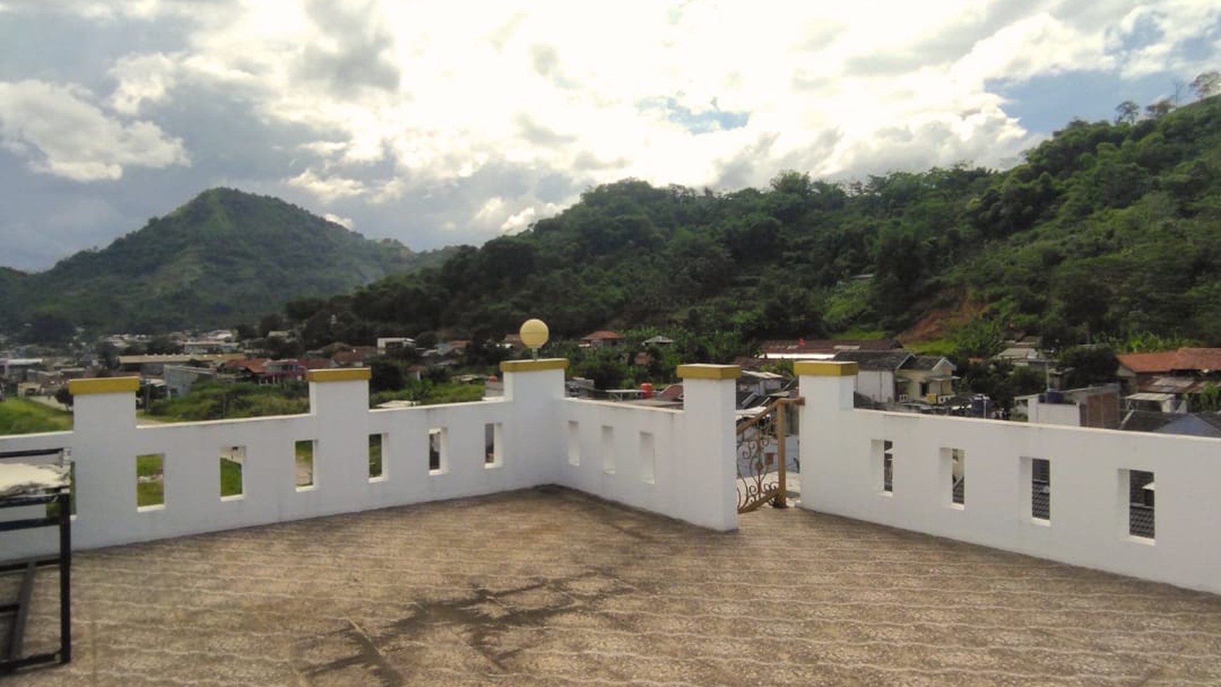 Rumah Terawat di Komplek Parahyangan Galeri, Kutawaringin Bandung