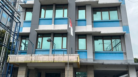 Dijual Gedung 4 Lantai Ex Kampus Siap Pakai Daerah Komersial Jl Salemba Tengah Jakarta Pusat.