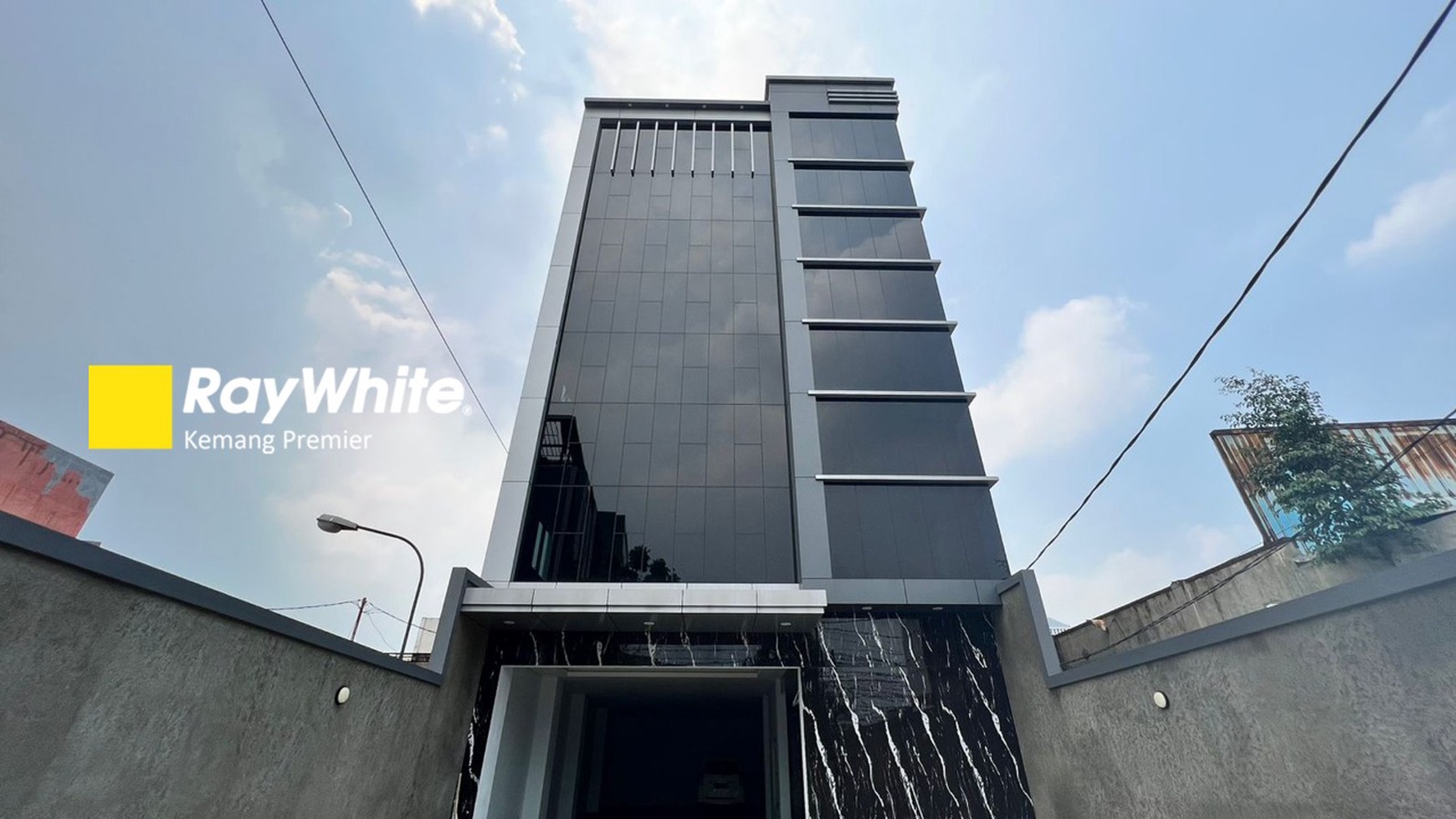 Gedung Baru Komersil parkiran luas bangunan 4,5 lantai lokasi strategis cawang