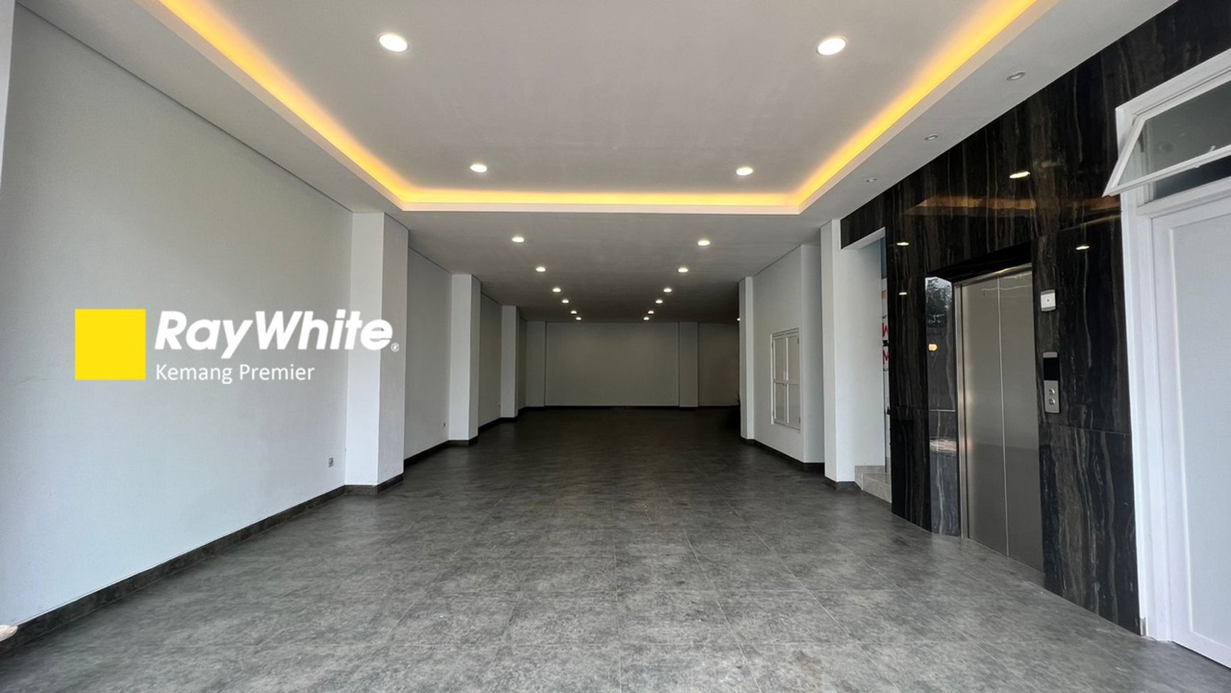 Gedung Baru Komersil parkiran luas bangunan 4,5 lantai lokasi strategis cawang