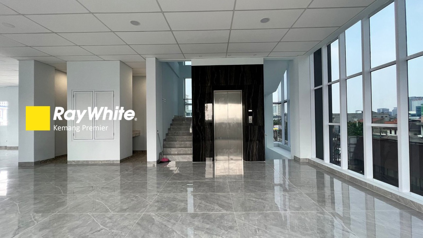 Gedung Baru Komersil parkiran luas bangunan 4,5 lantai lokasi strategis cawang