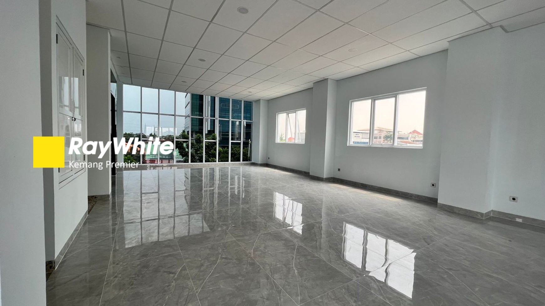 Gedung Baru Komersil parkiran luas bangunan 4,5 lantai lokasi strategis cawang