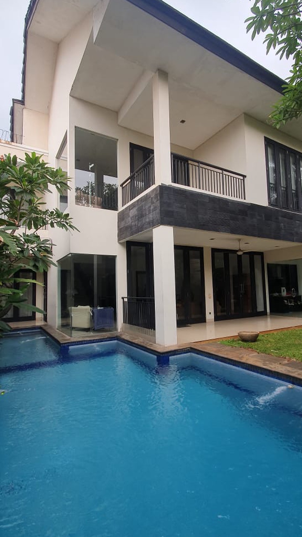 Rumah Bagus Siap Huni dengan Kolam Renang di Jl Kemang, Jakarta Selatan
