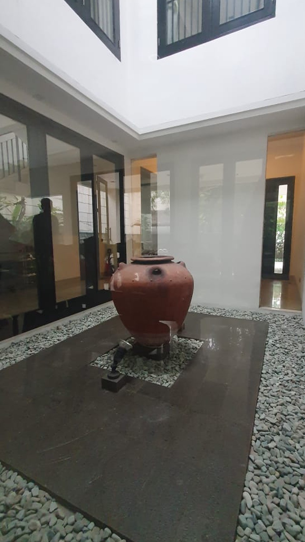 Rumah Bagus Siap Huni dengan Kolam Renang di Jl Kemang, Jakarta Selatan