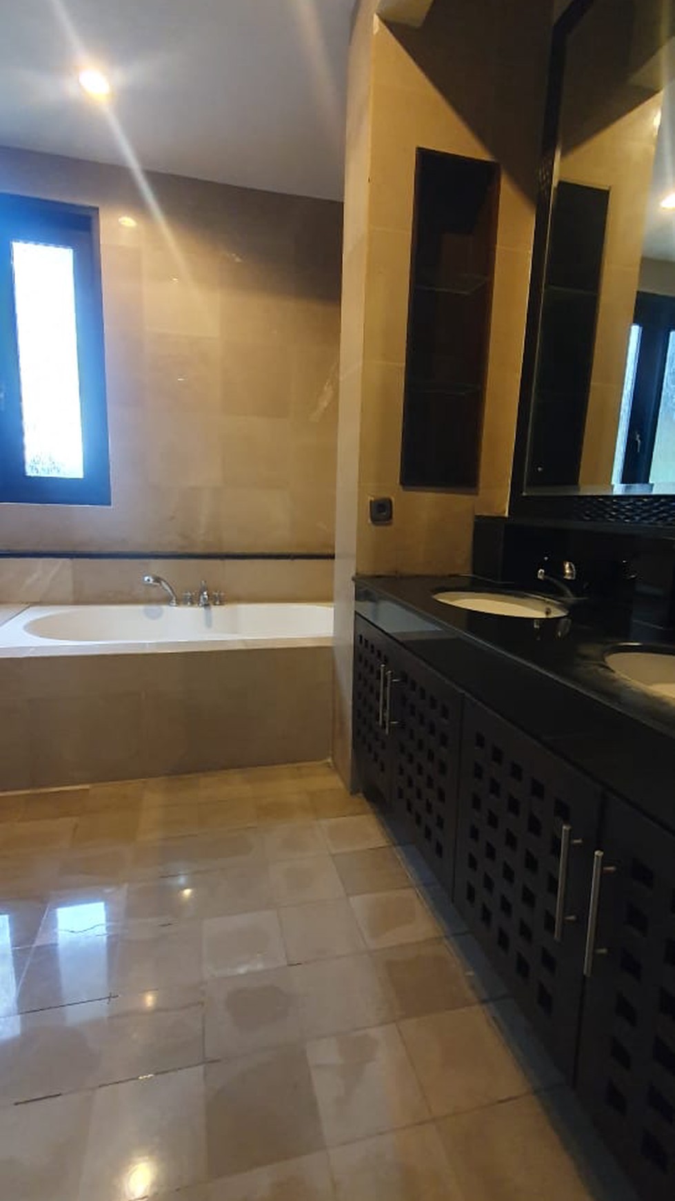 Rumah Bagus Siap Huni dengan Kolam Renang di Jl Kemang, Jakarta Selatan 