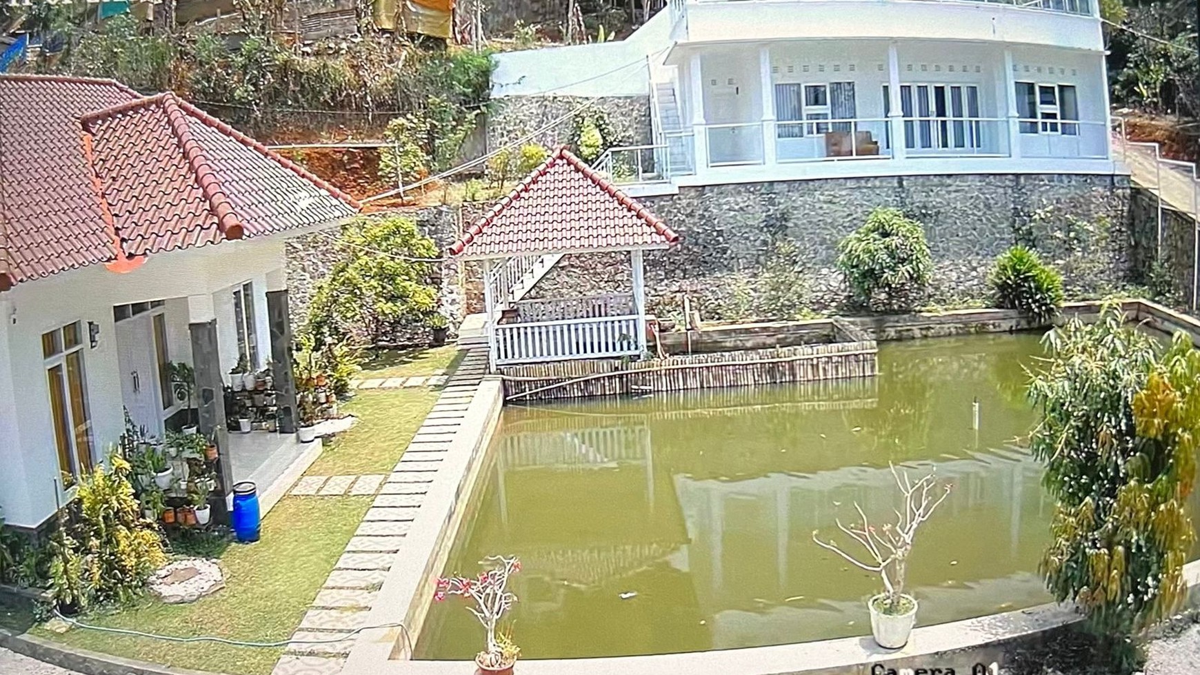 Villa Luas dengan 2 Bangunan dan Kolam Ikan di Cimenyan Kab Bandung 