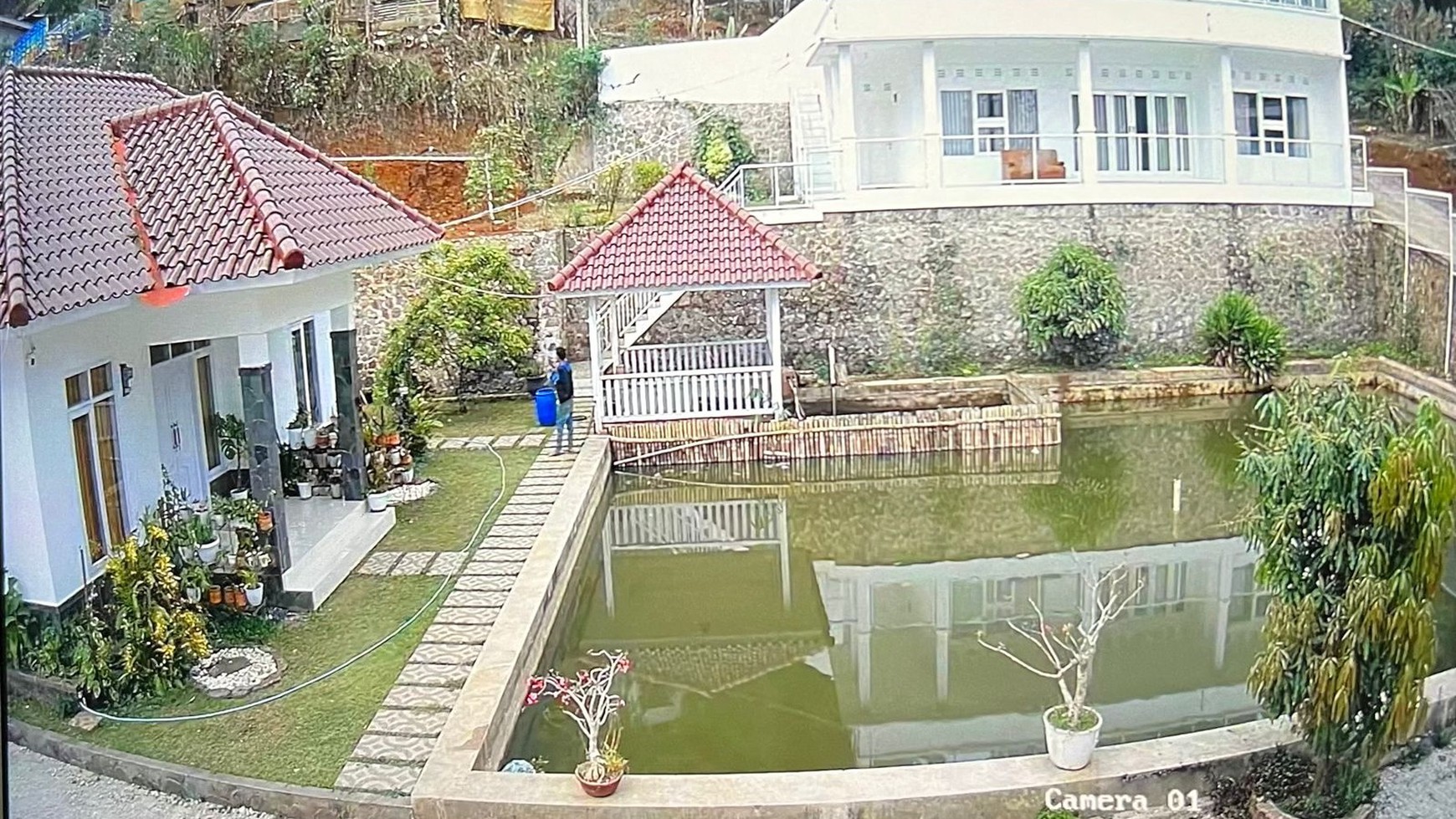 Villa Luas dengan 2 Bangunan dan Kolam Ikan di Cimenyan Kab Bandung 