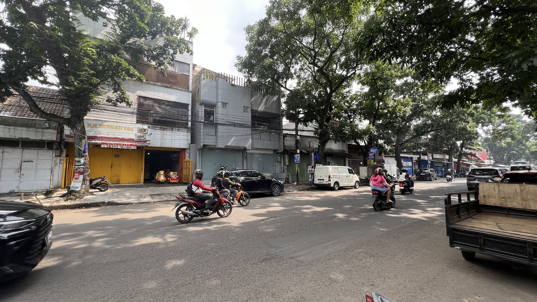 Ruko aktif, usaha masih berjalan dengan tingkat pemasukan yang baik, di mainroad jl. Rajawali Timur, Bandung