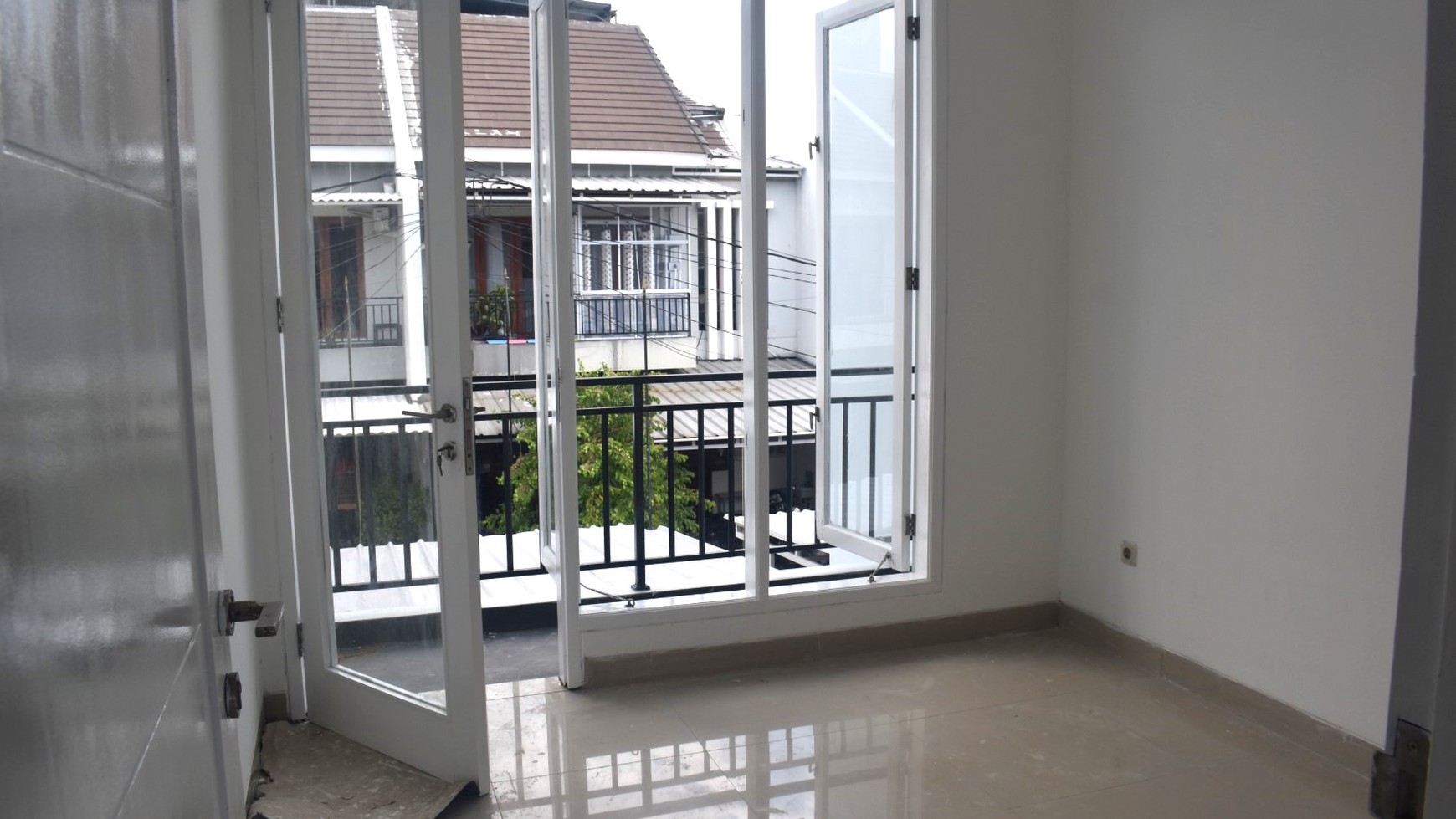 Rumah Rapi Siap Huni Cluster Pesona Kota Harapan Indah Bekasi