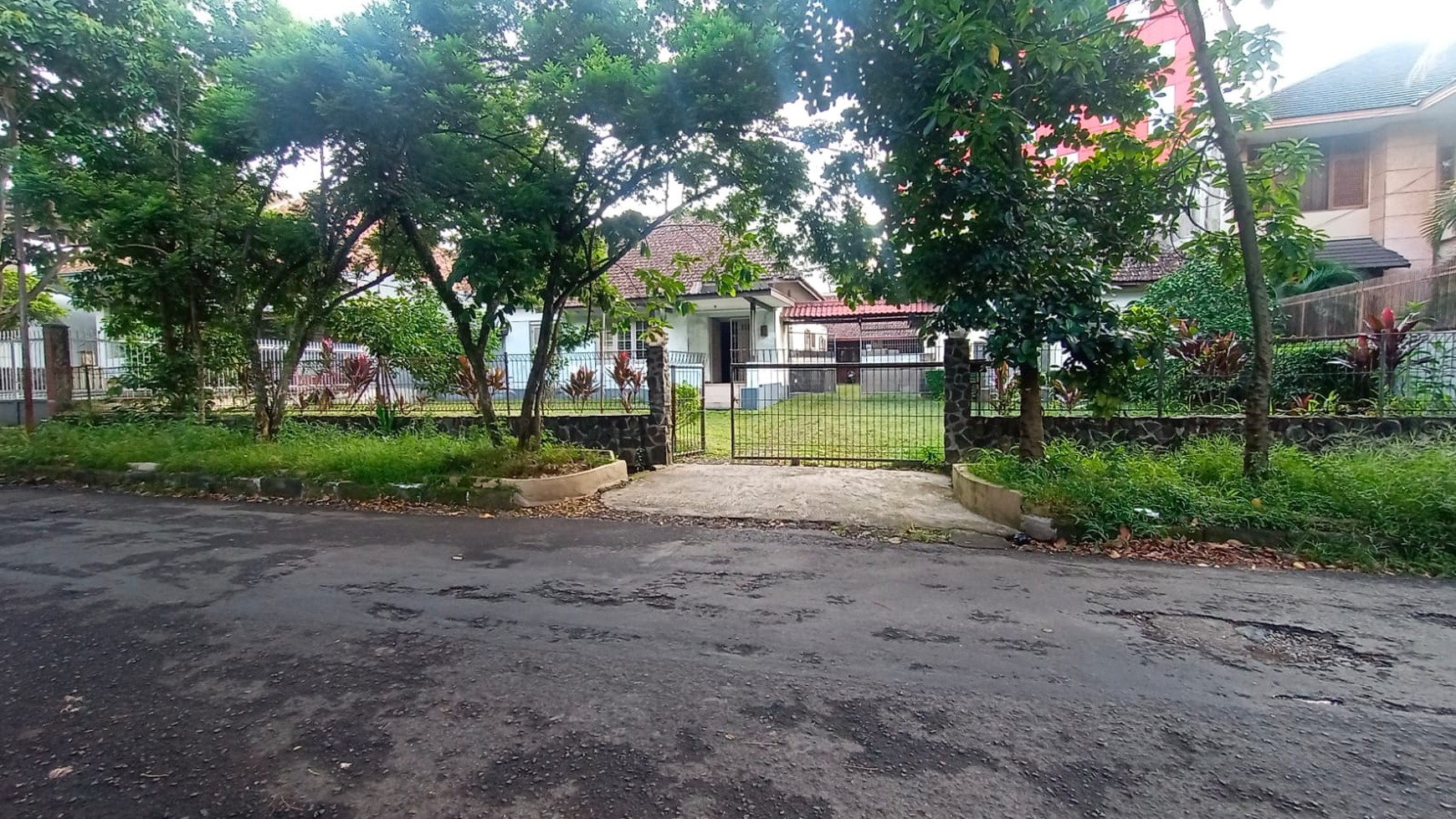 Rumah Asri Terawat di Sayap Dago, Bandung Utara