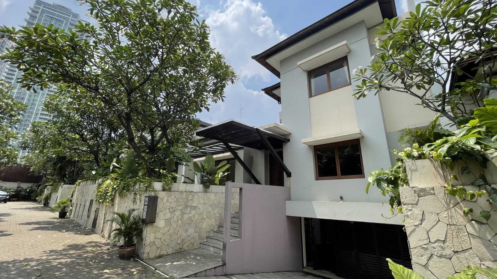 Rumah dalam Kompleks Lingkungan Tenang Area Kemang