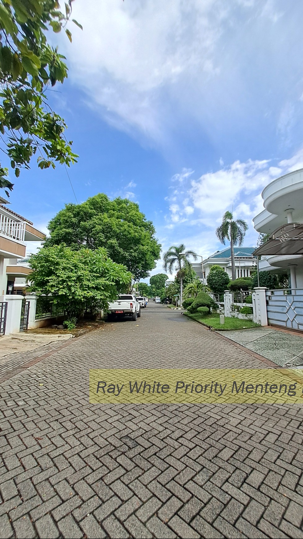 Rumah 2 Lantai di Dalam Komplek dengan Lokasi Strategis di Modernland, Kota Tangerang