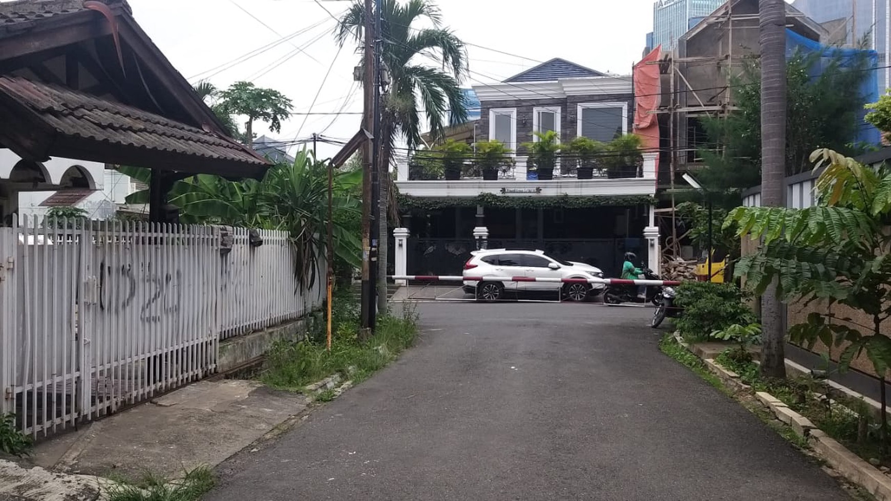 Di Jual Rumah ada balkon di Jalan Pinang Emas Pondok Indah 