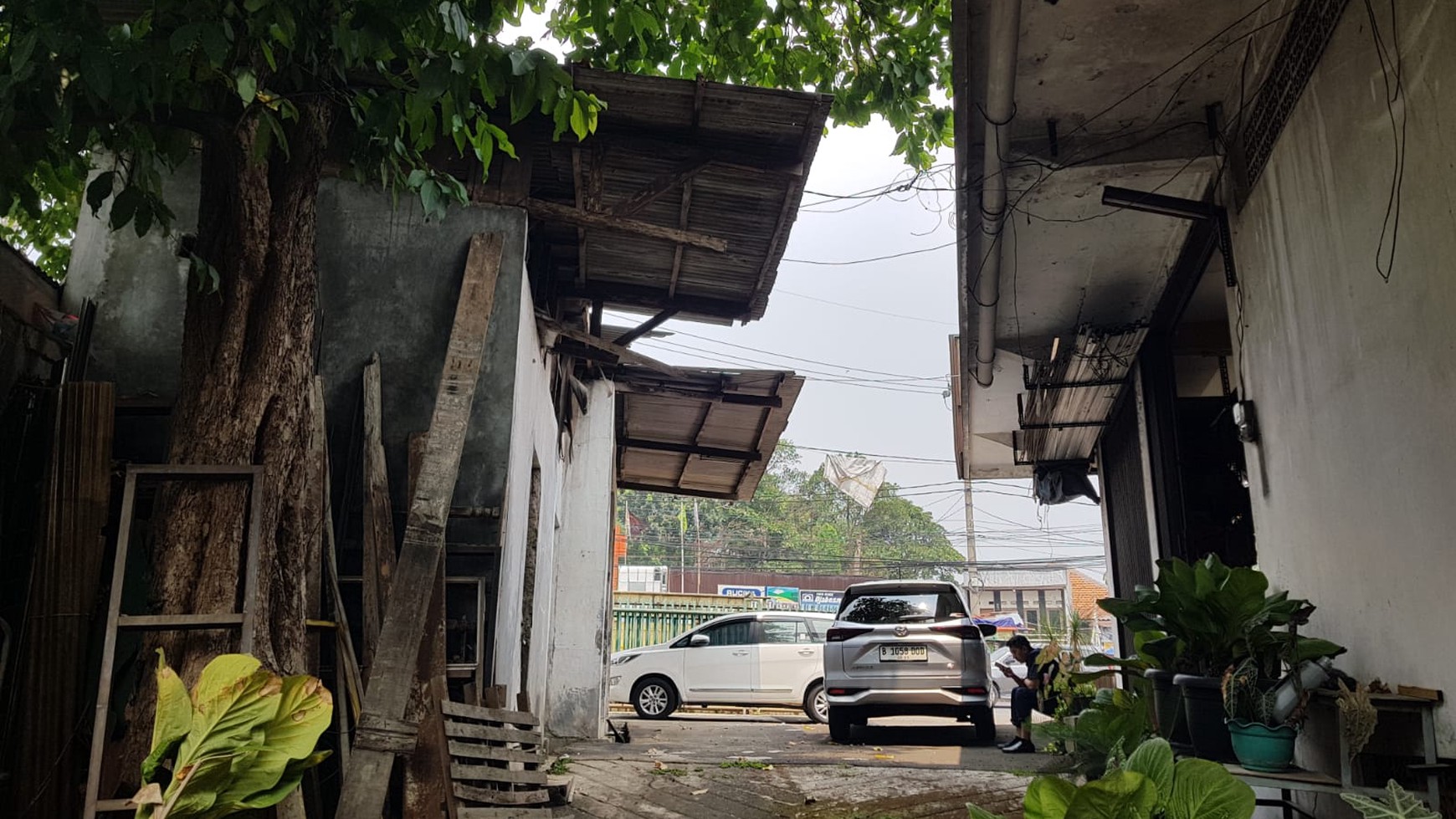 Gudang Pinggir Jalan dekat Pintu tol Cisalak Depok Bogor