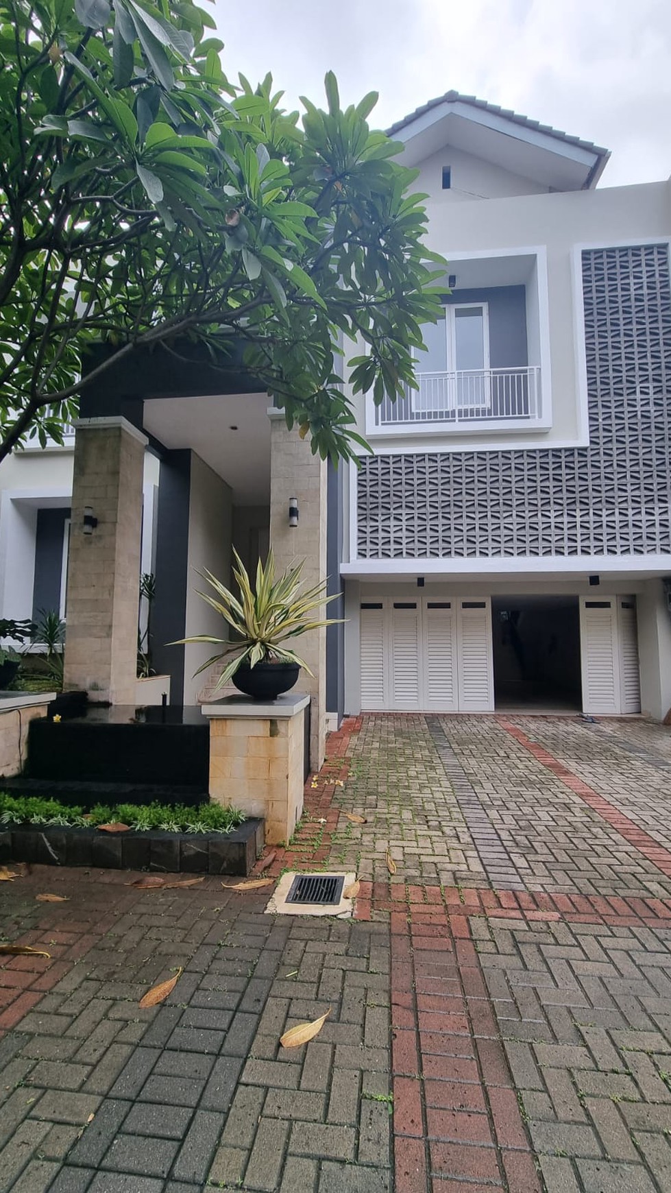 Very exclulsive and comfortable house inside townhouse in a prime area kemang