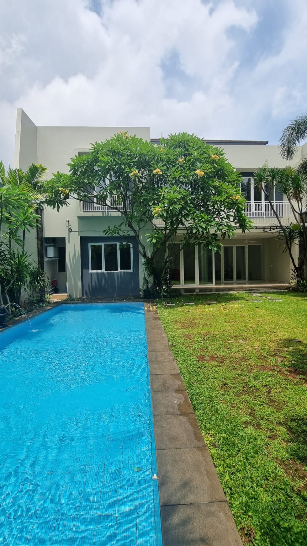 Very exclulsive and comfortable house inside townhouse in a prime area kemang