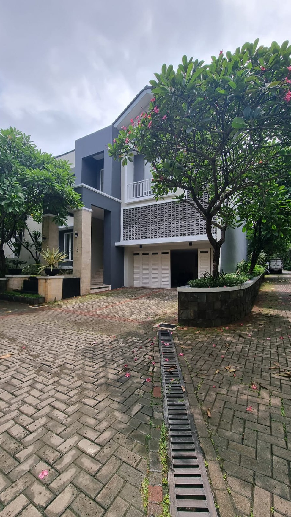 Very exclulsive and comfortable house inside townhouse in a prime area kemang