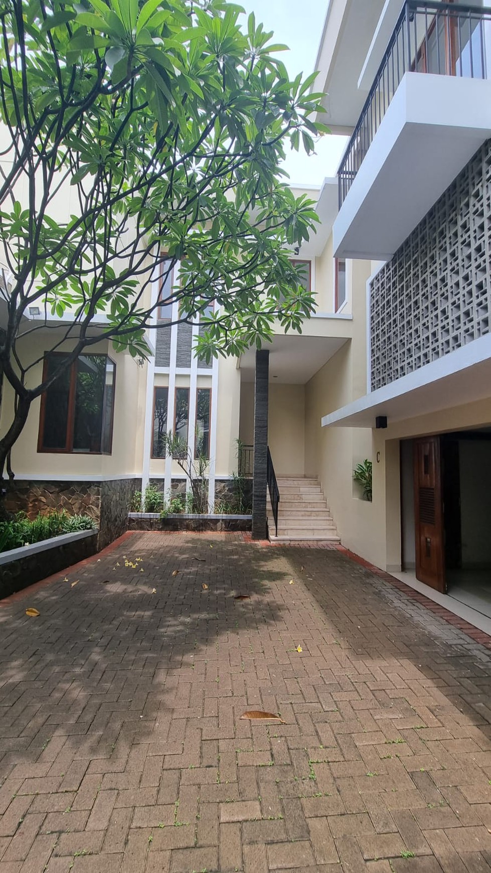Tropical Balinese vibe House inside Exclusive townhouse in kemang