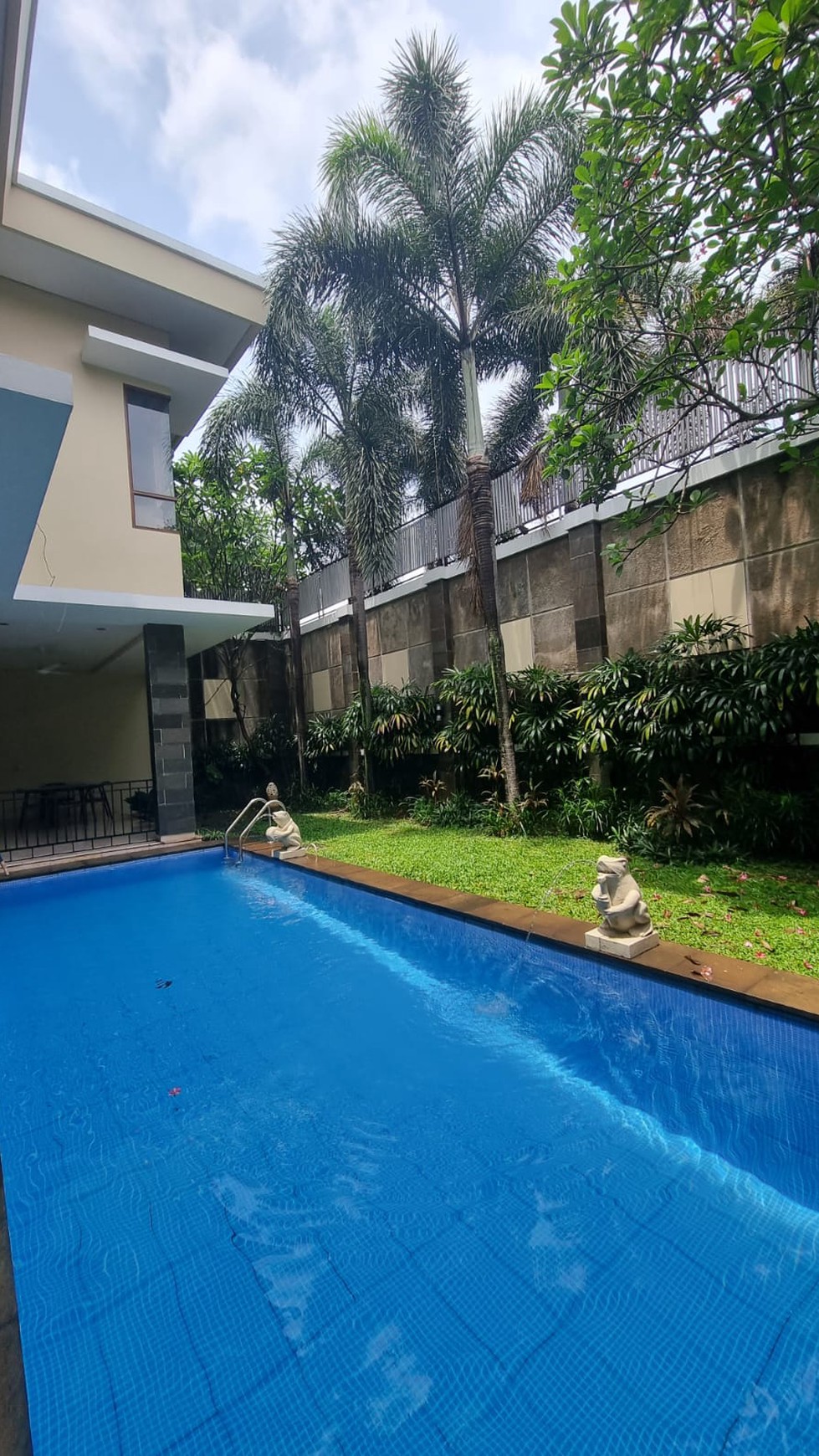 Tropical Balinese vibe House inside Exclusive townhouse in kemang