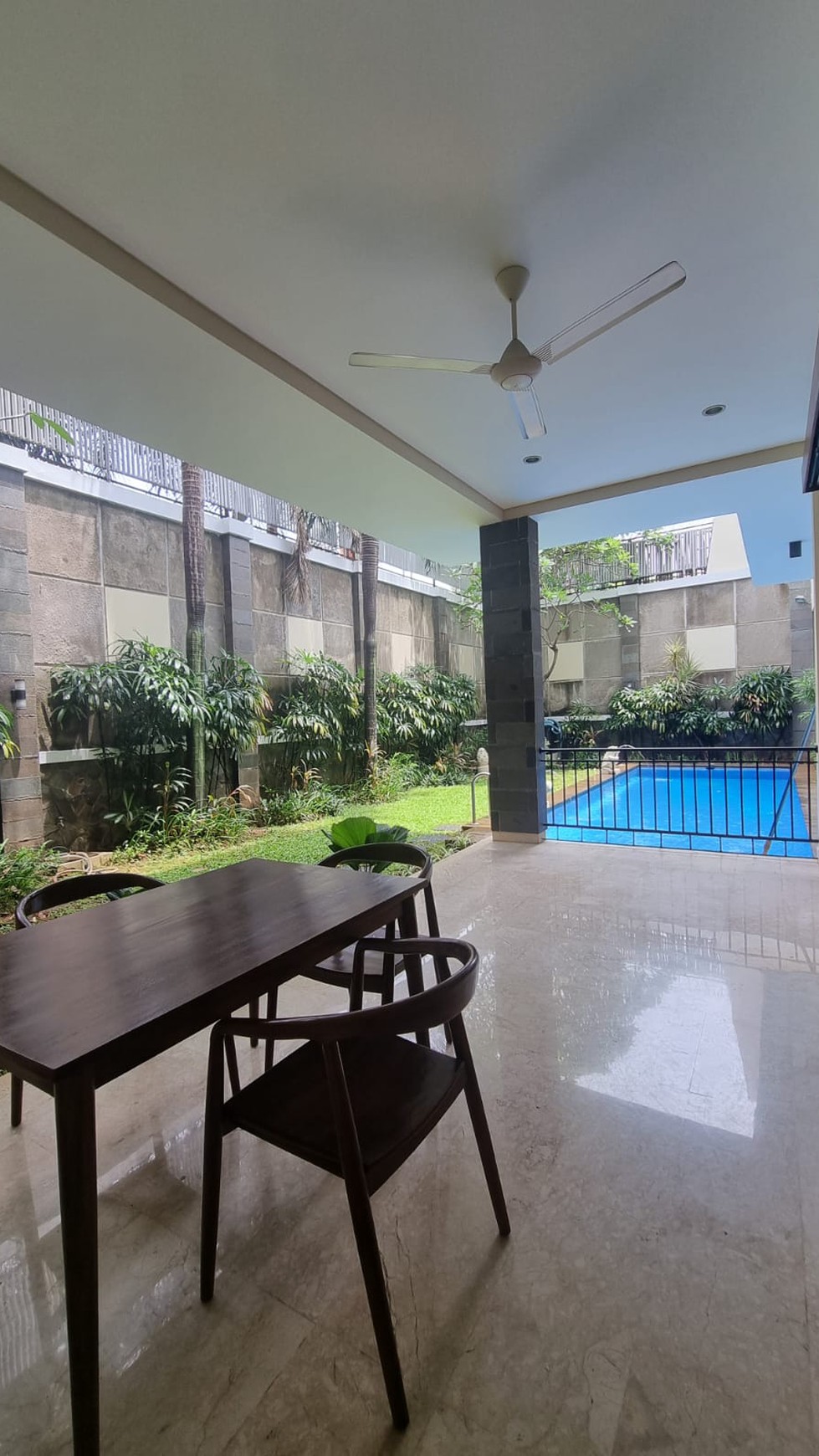Tropical Balinese vibe House inside Exclusive townhouse in kemang