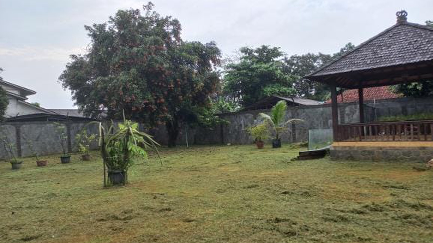 Dijual Rumah dengan Lahan Luas di Leuwinanggung  Tapos