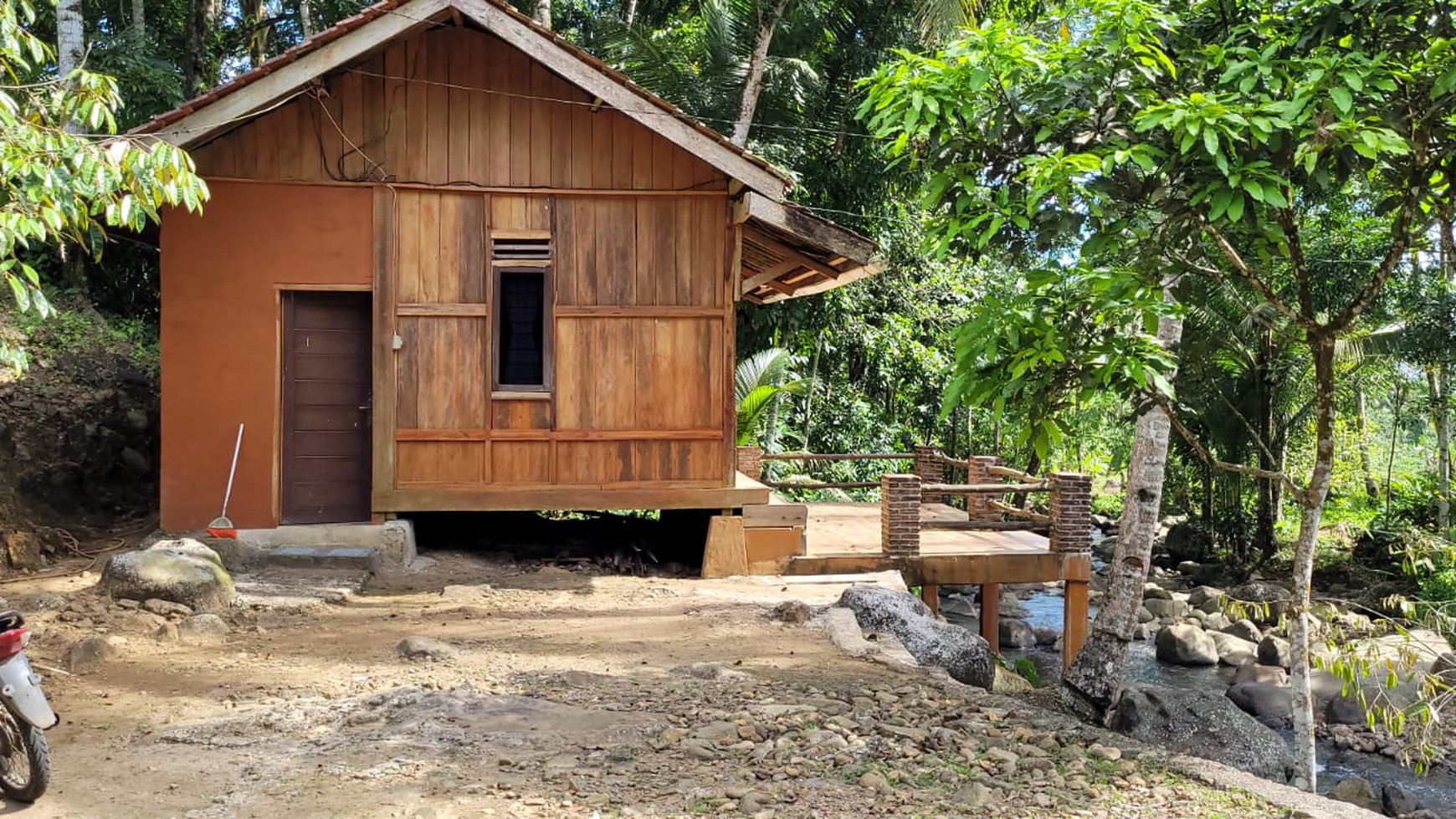 Kavling Cocok untuk Resort dan Terdapat 2 Bangunan Rumah Kayu @Pulosari, Pandeglang