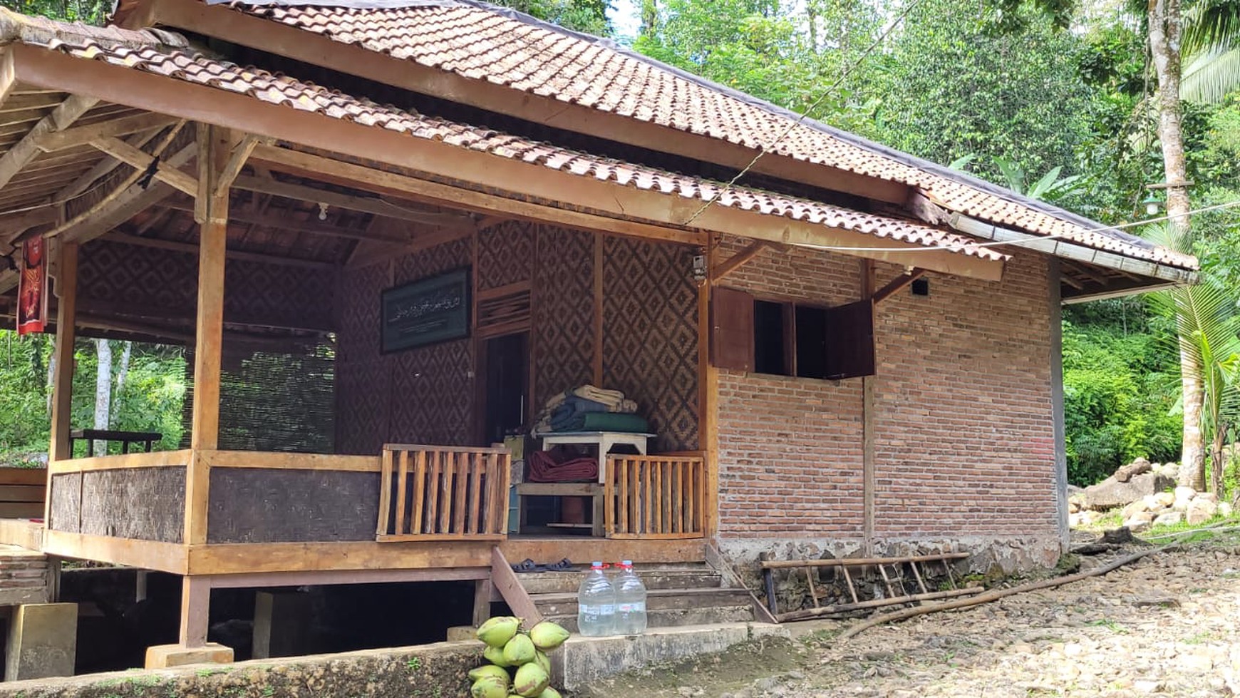 Kavling Cocok untuk Resort dan Terdapat 2 Bangunan Rumah Kayu @Pulosari, Pandeglang