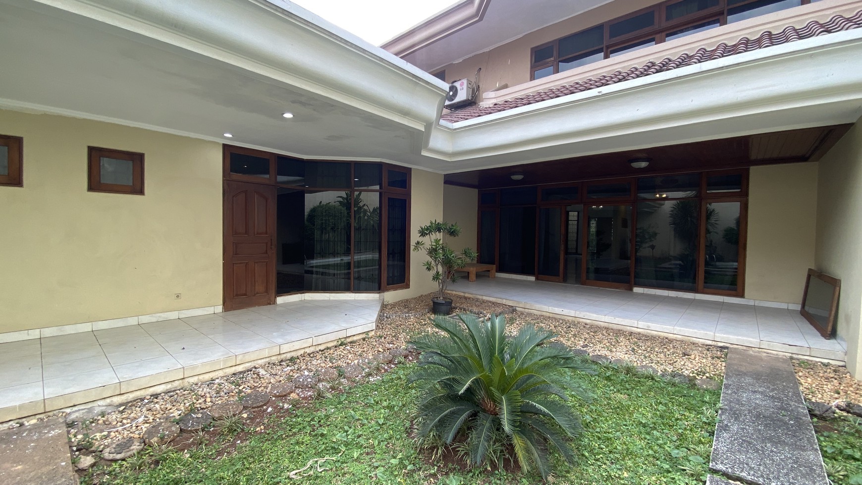 Big and comfy house at menteng area, good for office