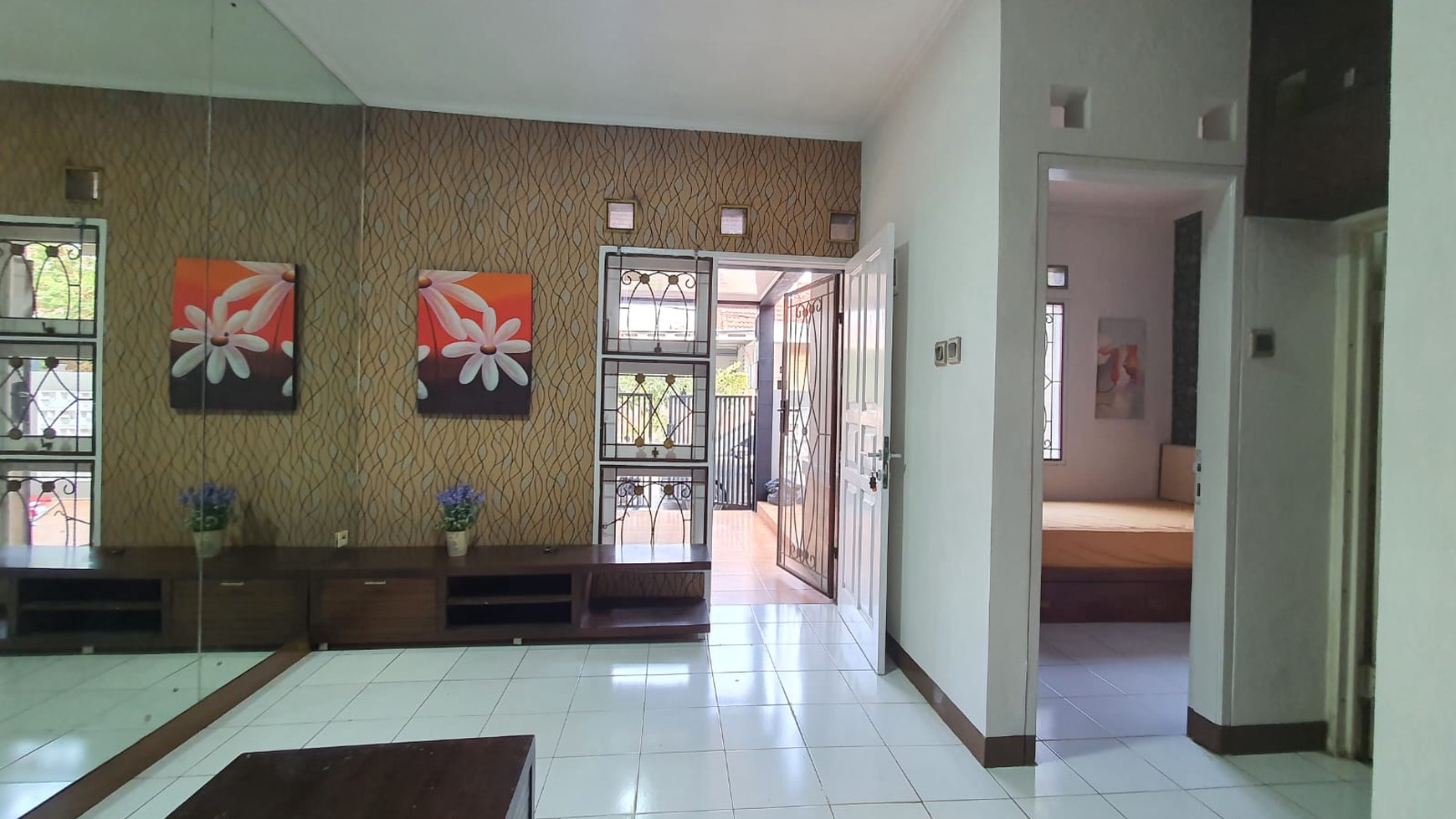 Rumah Furnished Minimalis di Taman di TAMAN HARAPAN BARU Bekasi