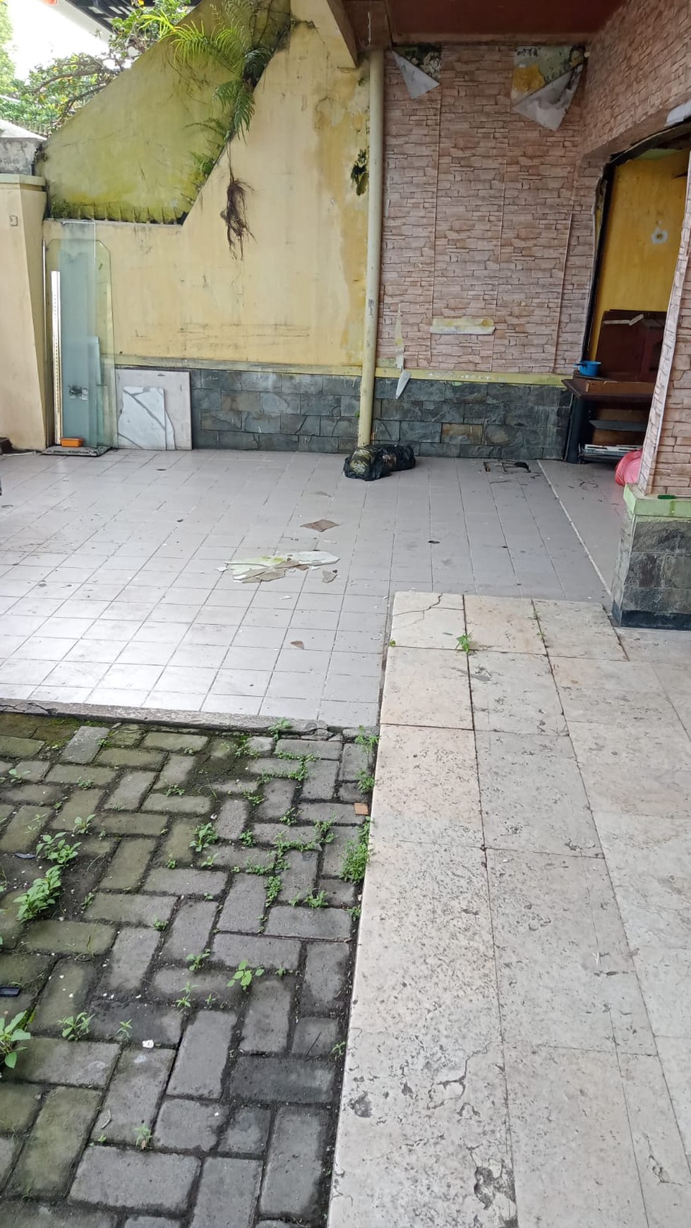 1154. Dijual Rumah di Manyar Jaya Surabaya