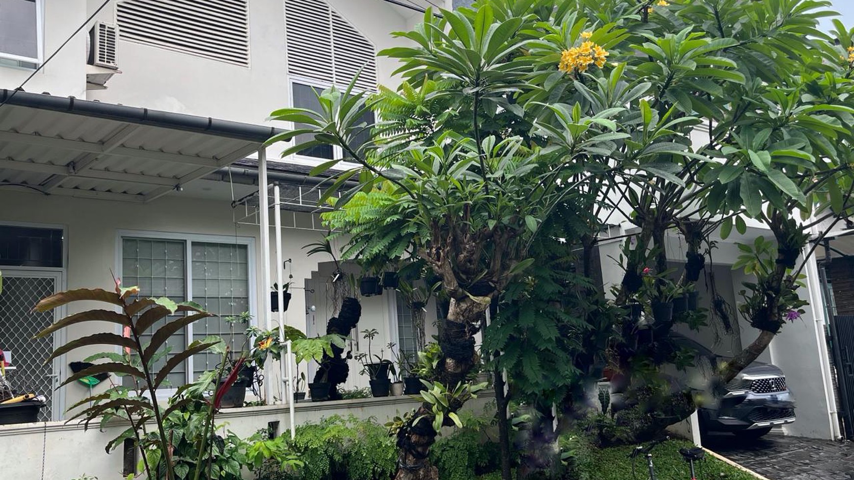 Rumah Furnished, Asri Lokasi strategis di Bintaro.