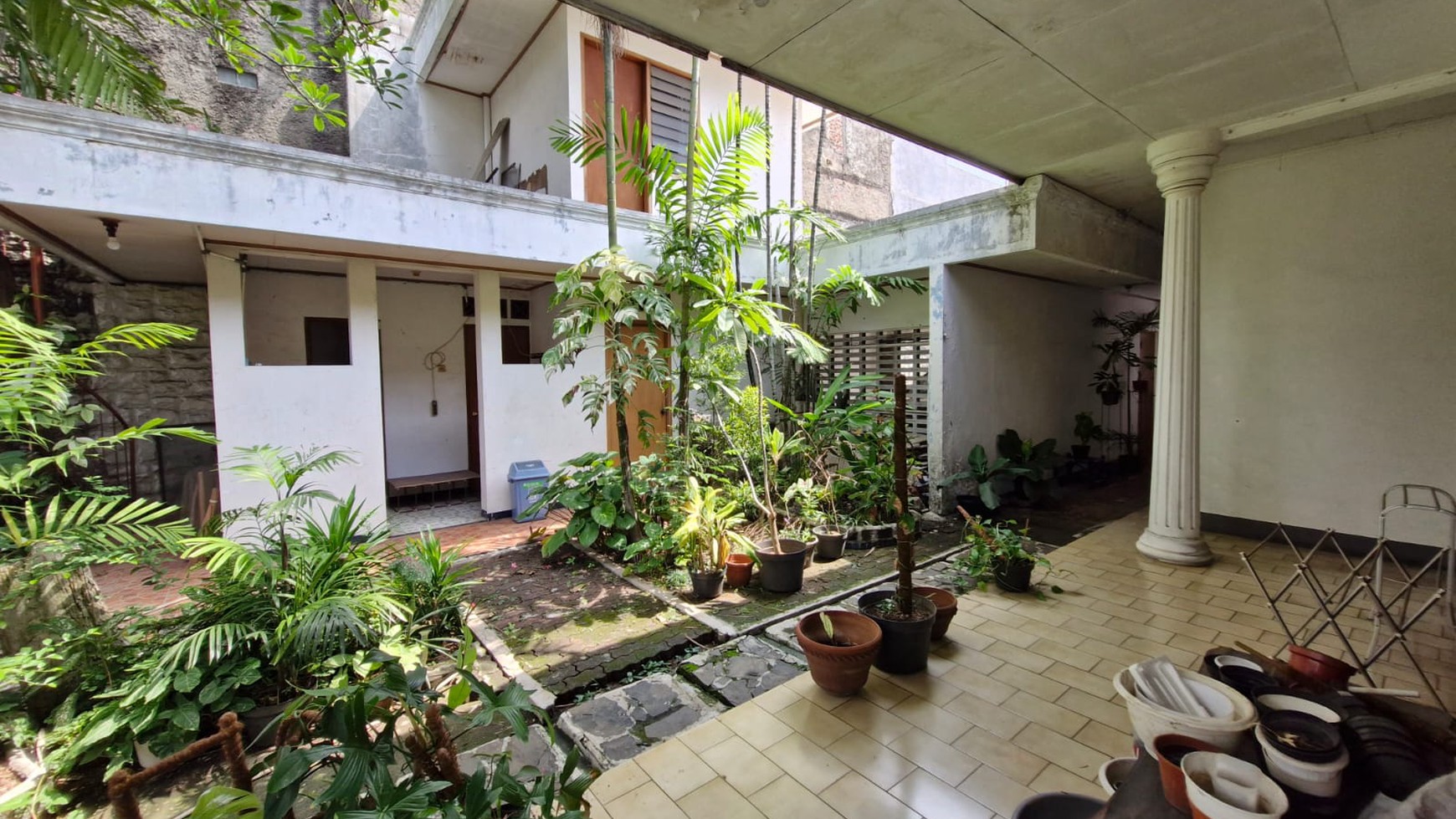 Rumah tenang, strategis, di Jl Bina Karya, Gandaria Selatan, Cilandak, Jakarta Selatan