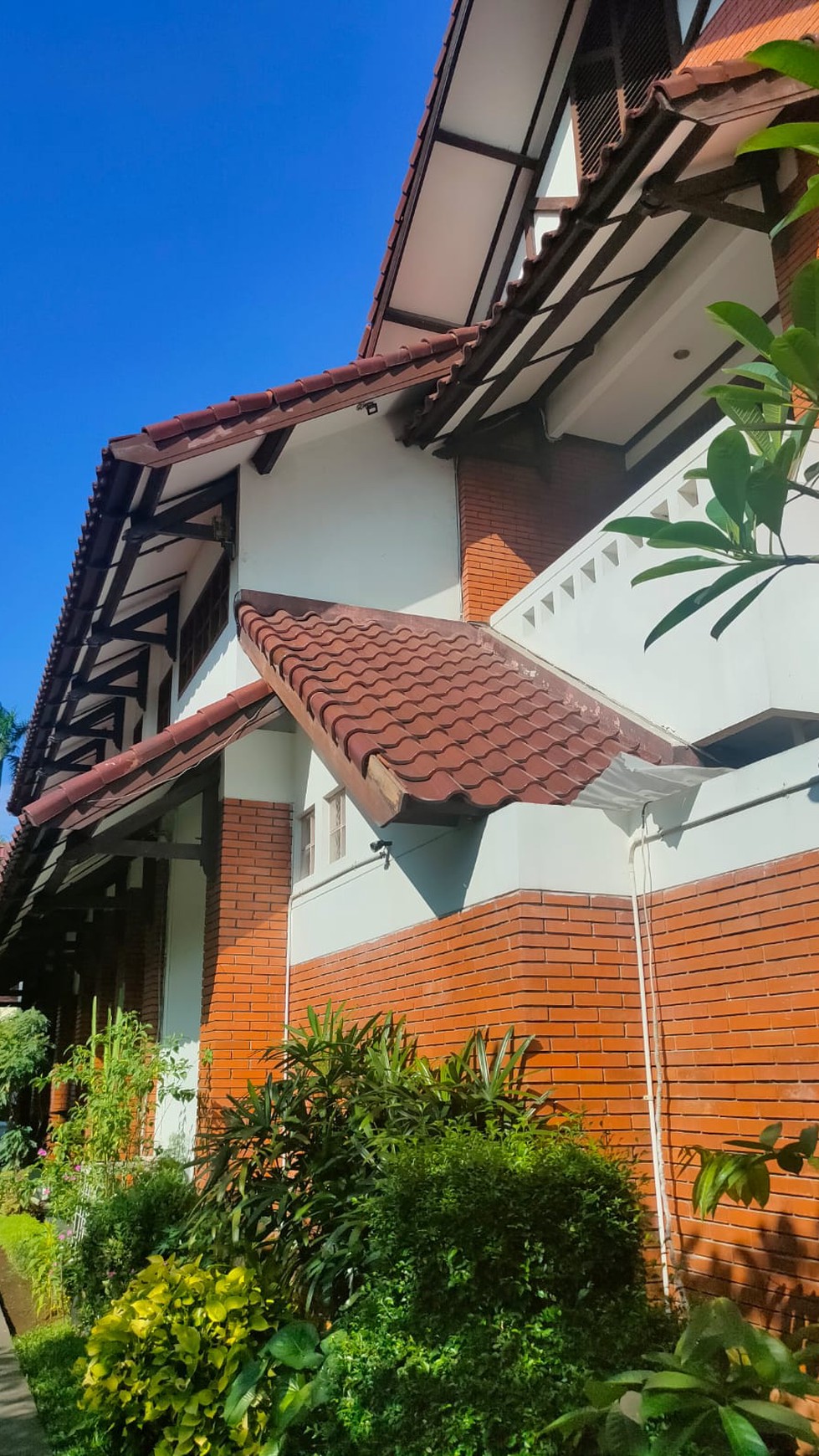 Rumah Mewah, hoek, dengan pool di Pondok Indah