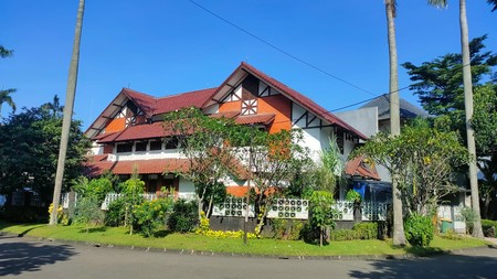 Rumah Mewah, hoek, dengan pool di Pondok Indah