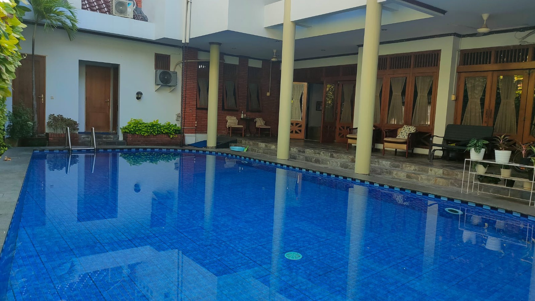 Rumah Mewah, hoek, dengan pool di Pondok Indah