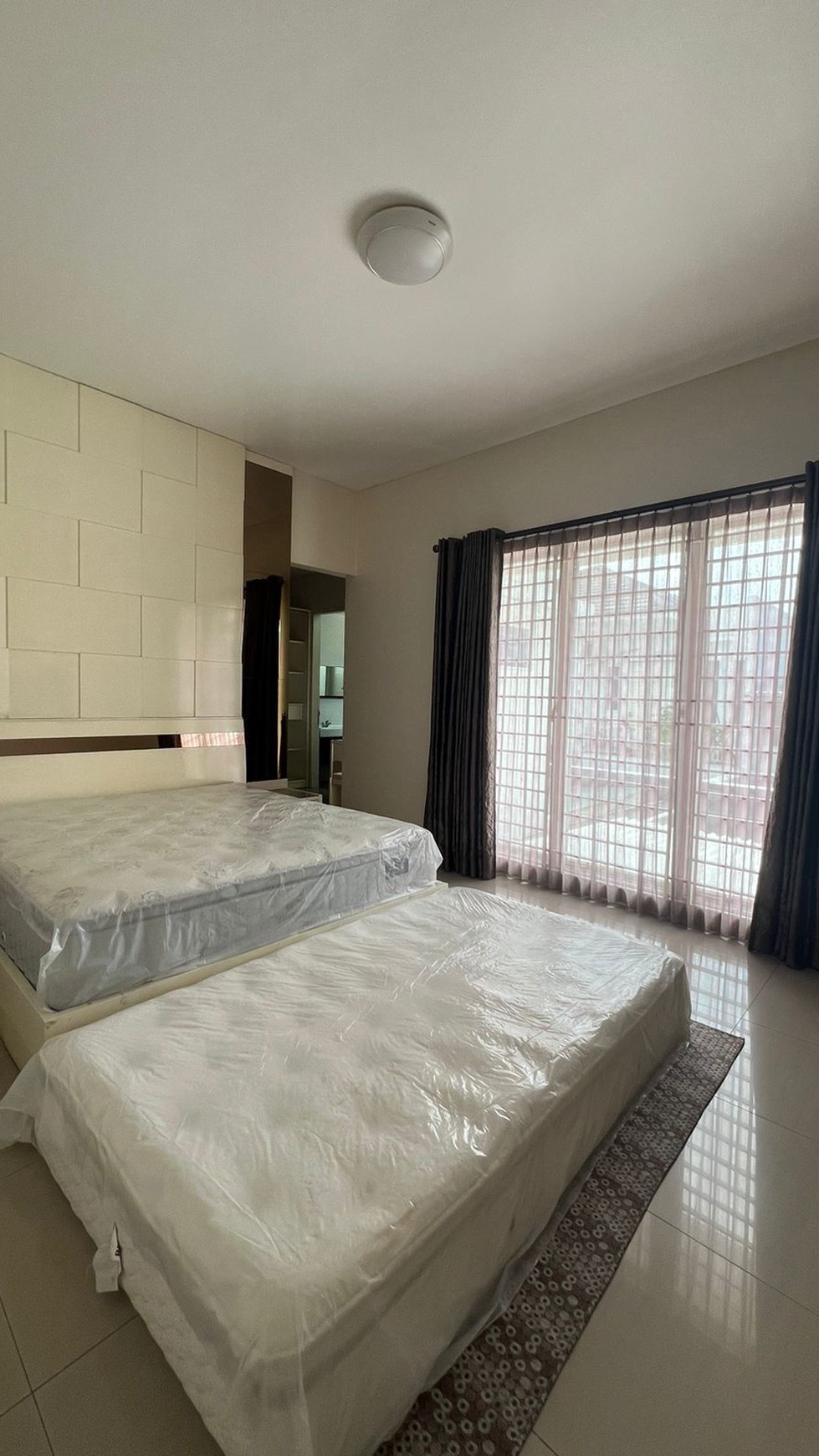 Dijual Rumah Royal Residence Wiyung Surabaya BONUS SEMI Furnished Modern Mewah SHM