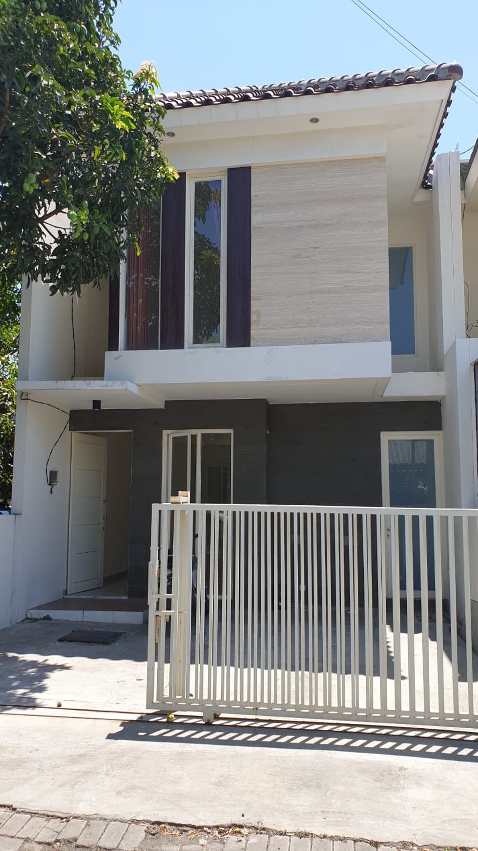 dijual rumah 2 lantai minimalis bangunan baru rungkut 