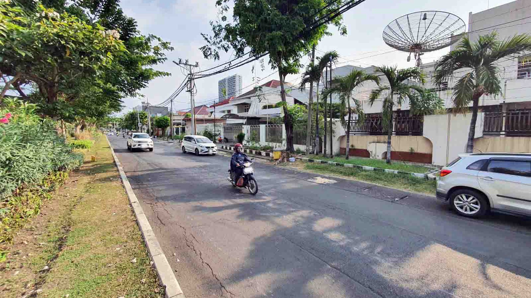 Rumah di Raya Dharmahusada Indah Surabaya Timur, Jalan Kembar, Strategis, Kosongan, bisa untuk Rumah Tinggal/Kantor