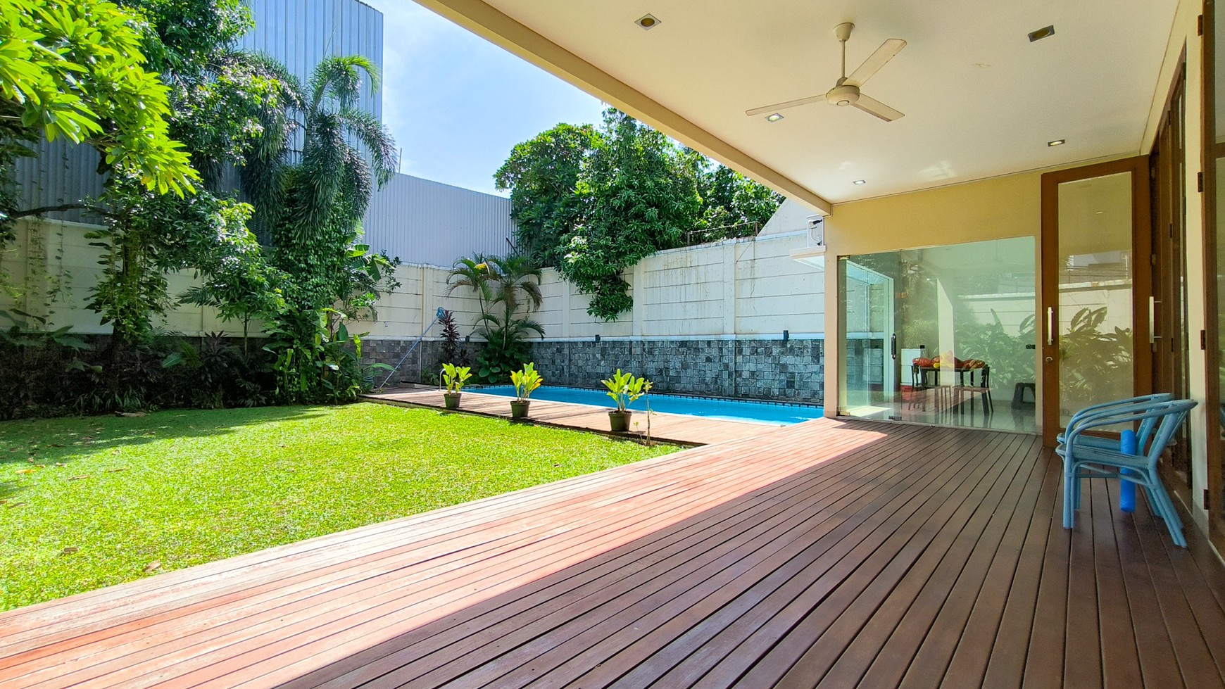 Rumah Bagus Dengan Kolam Renang Di Jl Kemang Jakarta Selatan