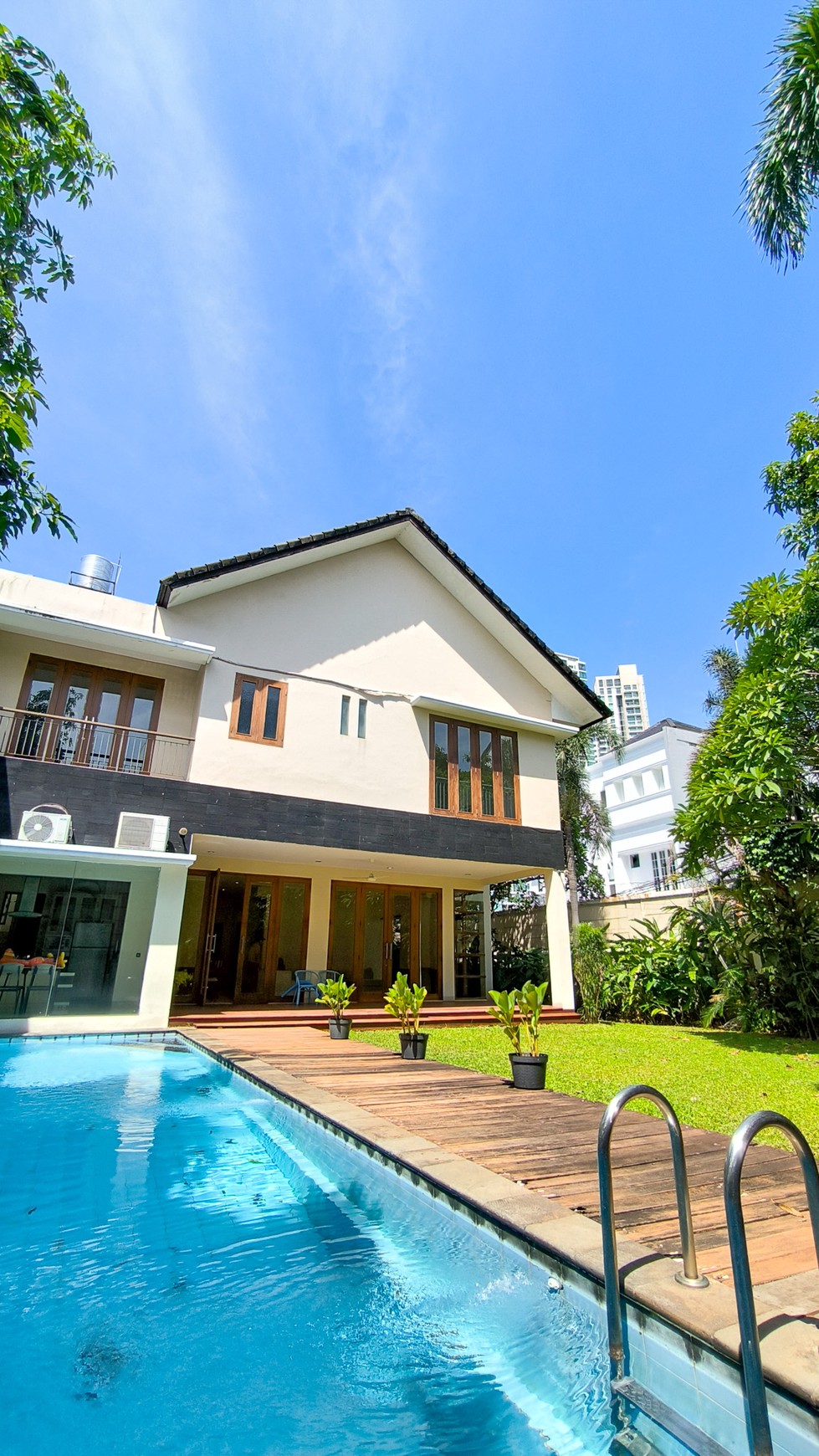 Rumah Bagus Dengan Kolam Renang Di Jl Kemang Jakarta Selatan