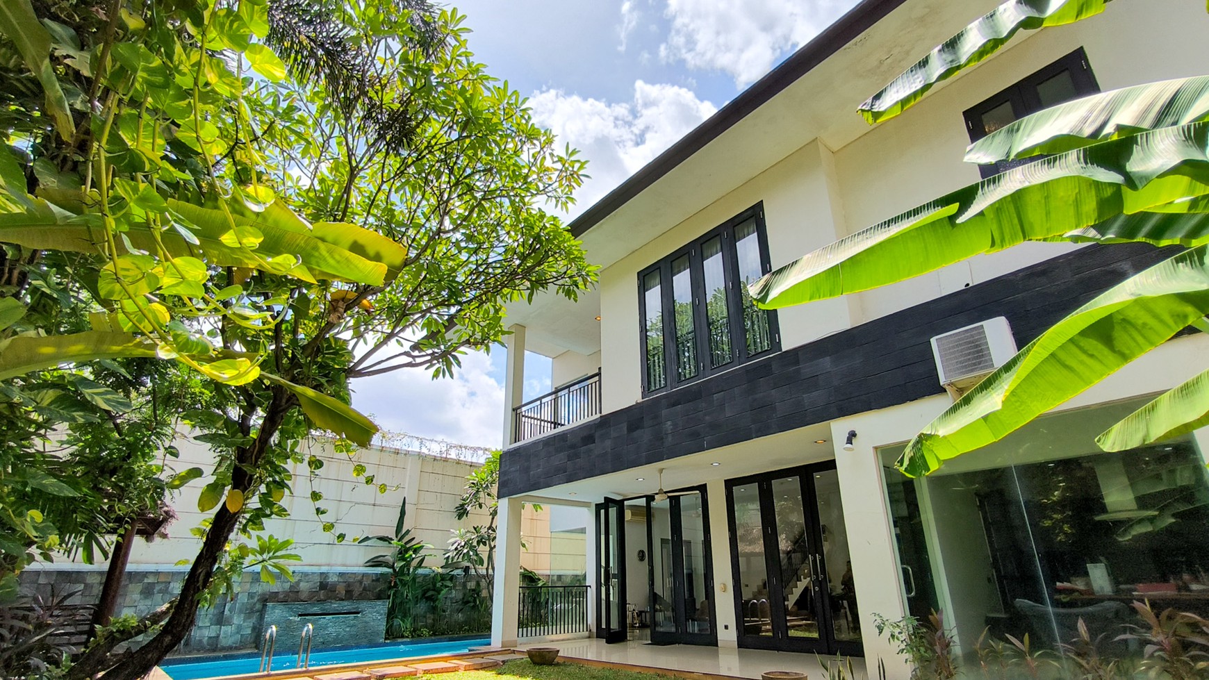 Rumah Bagus Dengan Kolam Renang Di Jl Kemang Jakarta Selatan