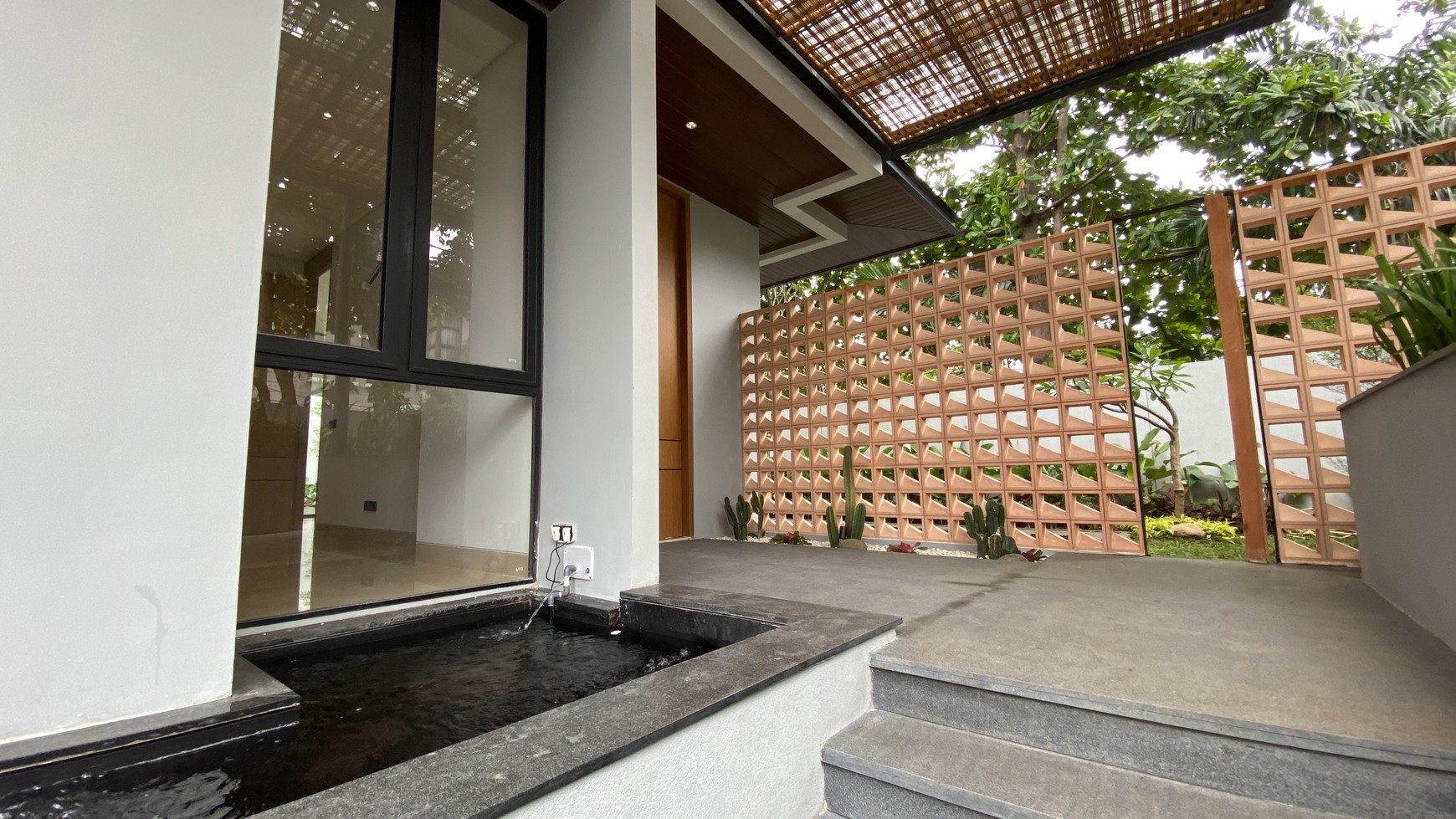 Brand new modern tropical house lokasi strategis di kemang , jakarta selatan