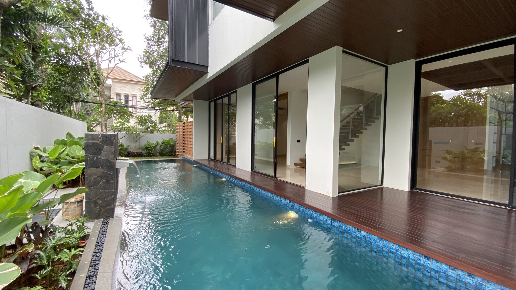 Brand new modern tropical house lokasi strategis di kemang , jakarta selatan