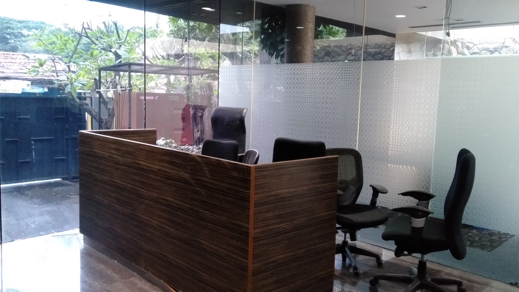 Dijual Rumah Kantor dengan design Modern ini dilengkapi furniture dengan fasilitas lengkap.